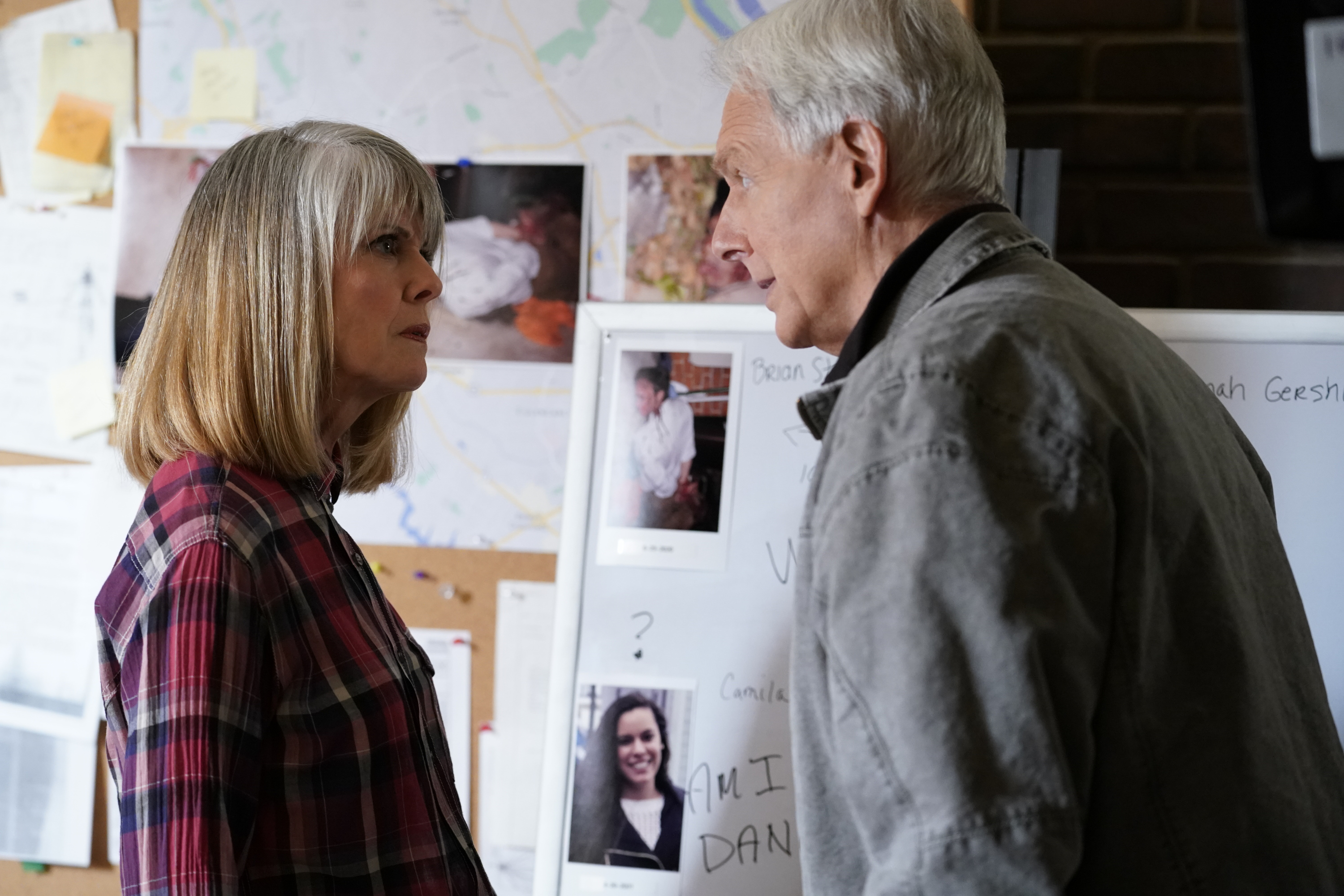 Pam Dawber y Mark Harmon en el plató de "NCIS", 2021 | Fuente: Getty Images