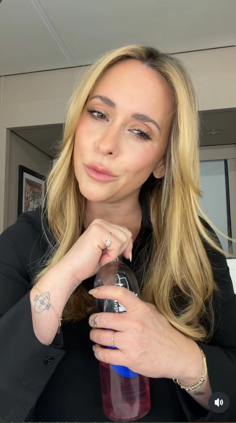 Hewitt también recibió comentarios de apoyo de los fans, que opinaban que seguía estando guapísima a pesar de los cambios que ha sufrido con el paso de los años. | Fuente: Instagram/jenniferlovehewitt