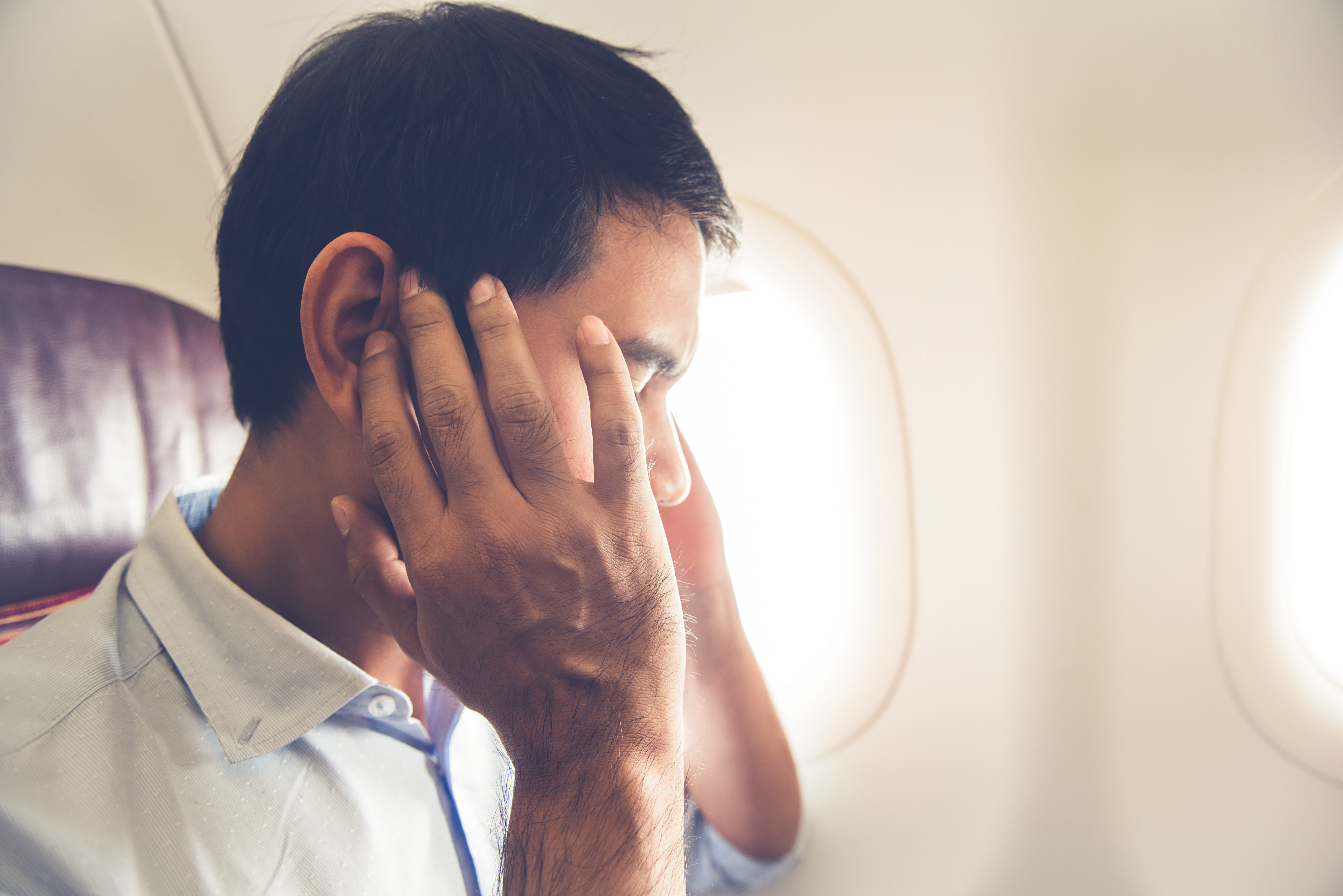 Un frustrado pasajero de avión | Fuente: Shutterstock