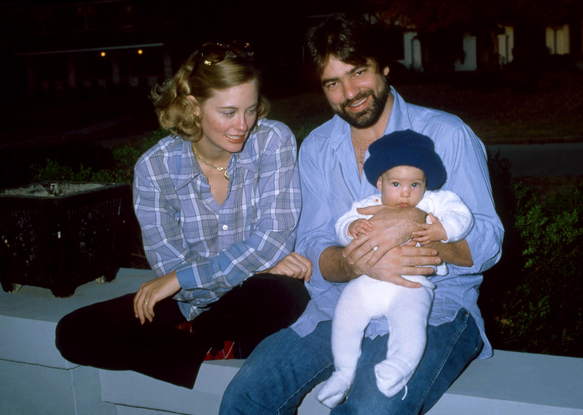 Cybill Shepherd y David Ford con su hija Clementine Ford en Los Ángeles, California, hacia 1979. | Fuente: Getty Images