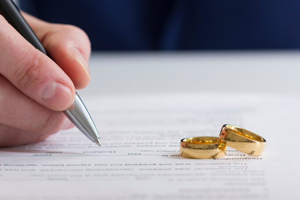 Persona firmando un documento. | Foto: Shutterstock