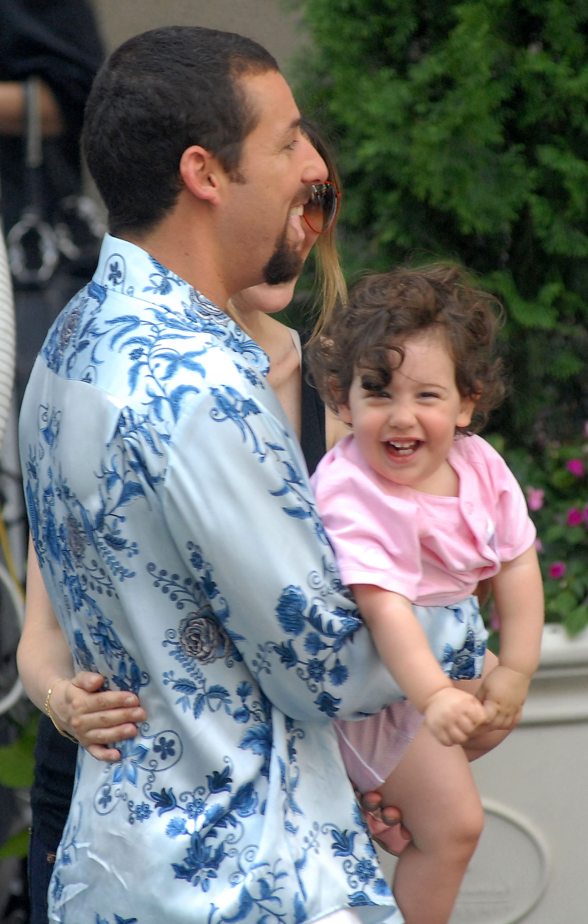 Adam y Sadie Sandler en el plató de "You Don't Mess With The Zohan" en Nueva York el 1 de agosto de 2007 | Fuente: Getty Images