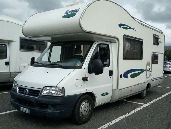 Imagen referencial. Un Fiat Campervan Ducato blanco 2005 en Escocia. | Foto: Wikimedia Commons