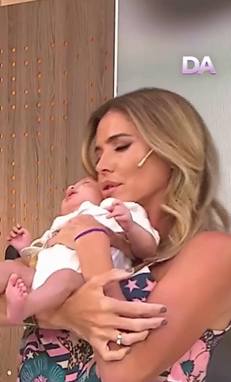 Pamela David en el programa "Desayuno Americano" de América TV cargando a Isidro, el hijo de Rocío Marengo | Fuente: Instagram/americatv