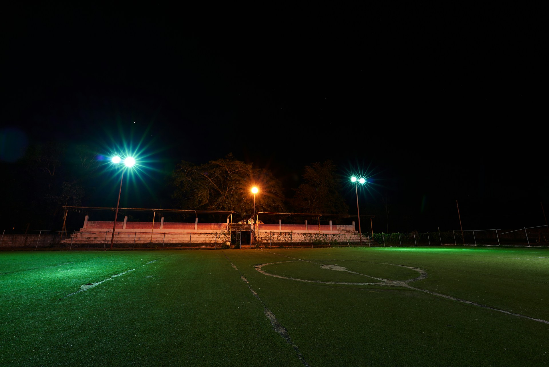 Un campo de fútbol vacío por la noche | Fuente: Unsplash