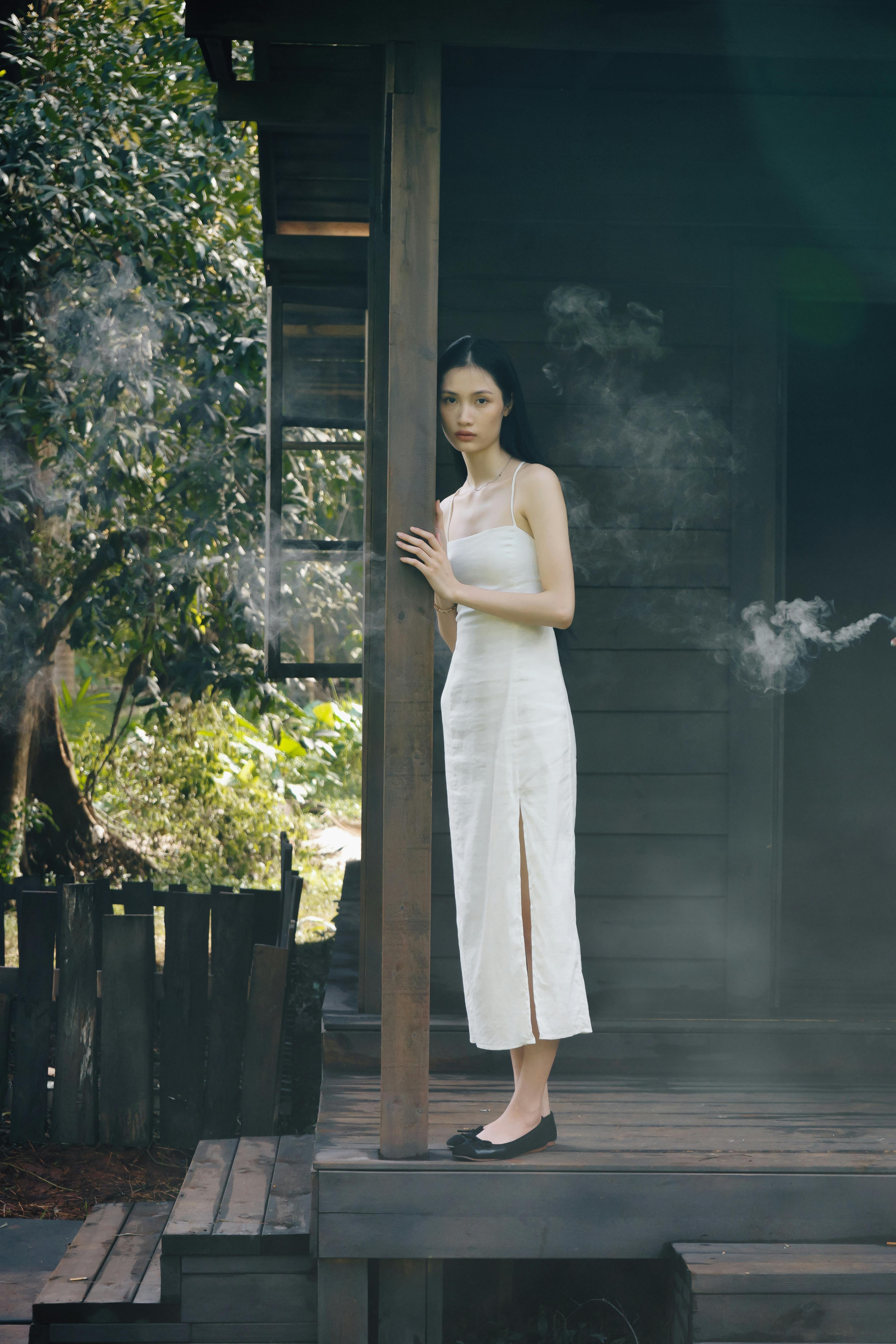 Mujer de pie en el porche | Fuente: Pexels