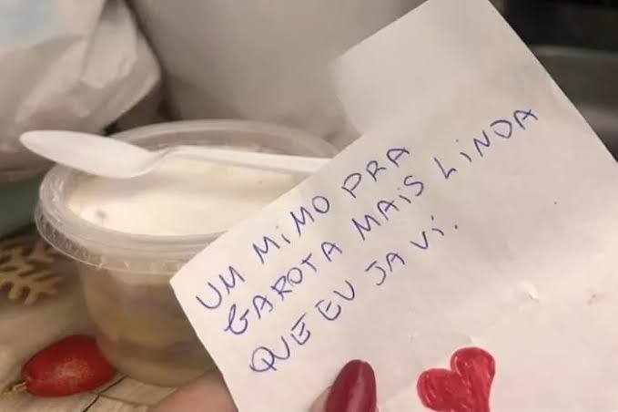 La nota junto con el pastel: "Un mimo para la chica más linda que vi en mi vida". | Foto: Facebook.com/Bela.Kissa