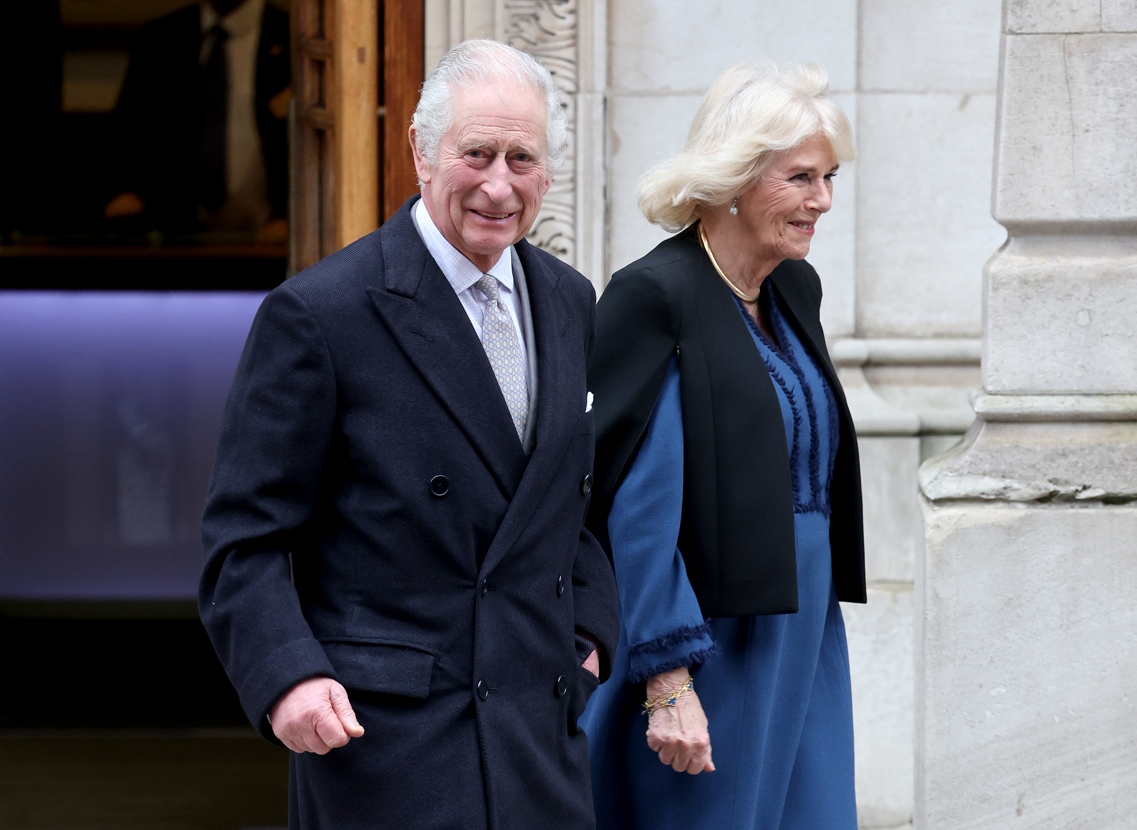 El rey Charles III sale de The London Clinic con la reina Camilla el 29 de enero de 2024 en Londres, Inglaterra | Fuente: Getty Images