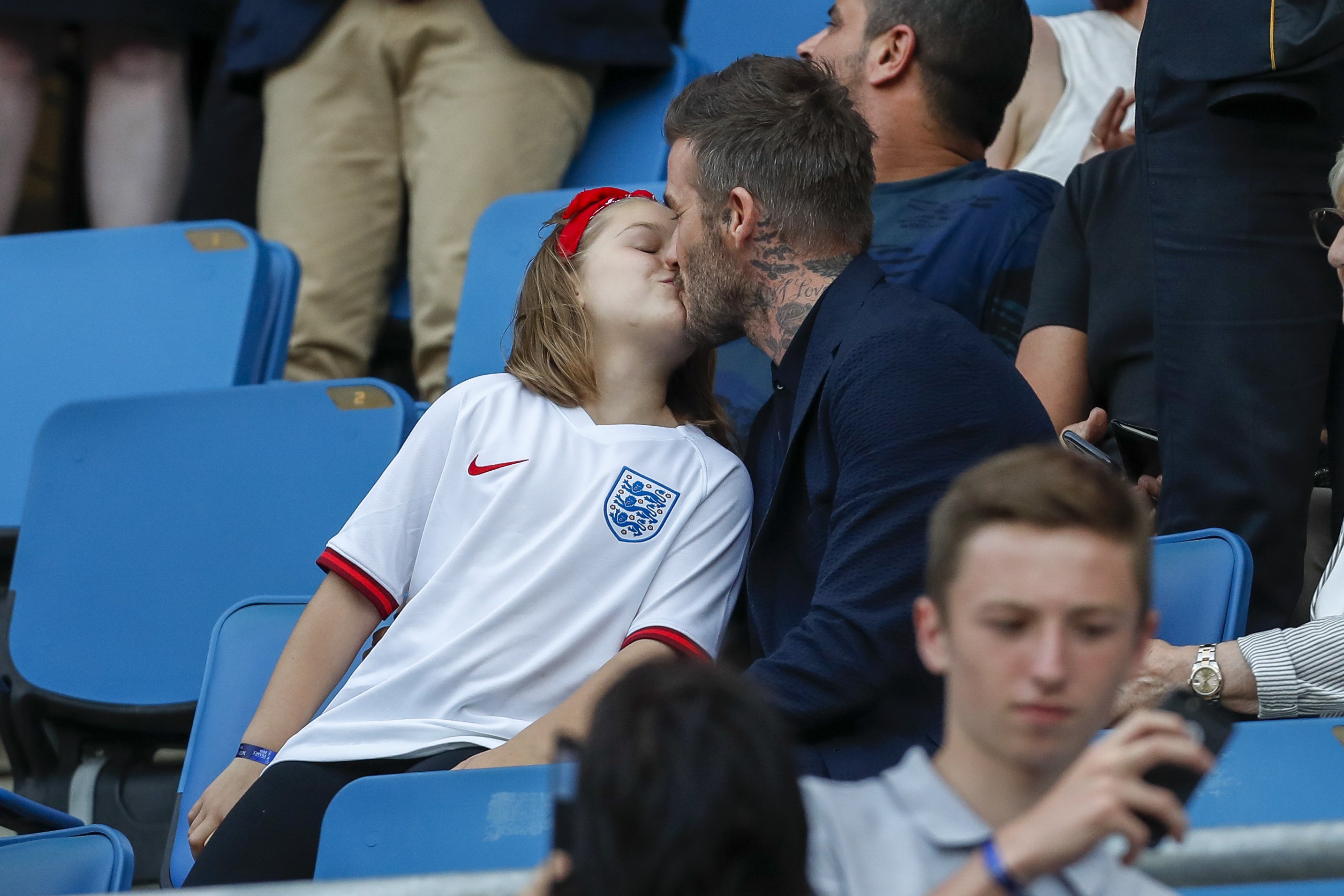 David Beckham besa a su hija en los labios en un estadio de fútbol. | Foto: Getty Images