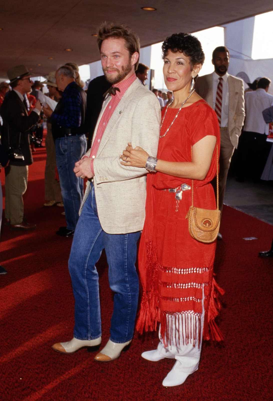 Richard Thomas y Alma Gonzales fotografiados en mayo de 1987 | Fuente: Getty Images