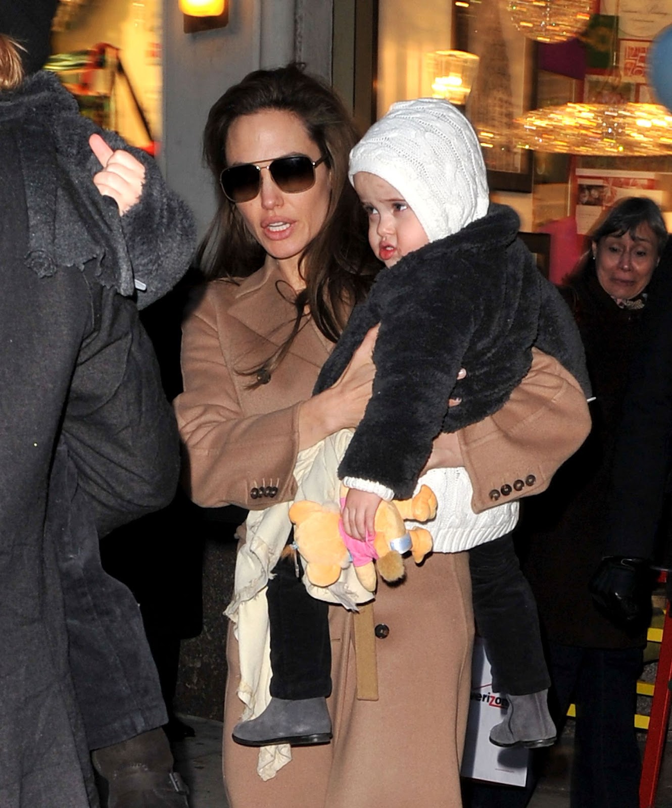 Angelina Jolie y Vivienne Jolie-Pitt fotografiadas el 4 de diciembre de 2010, en Nueva York | Fuente: Getty Images