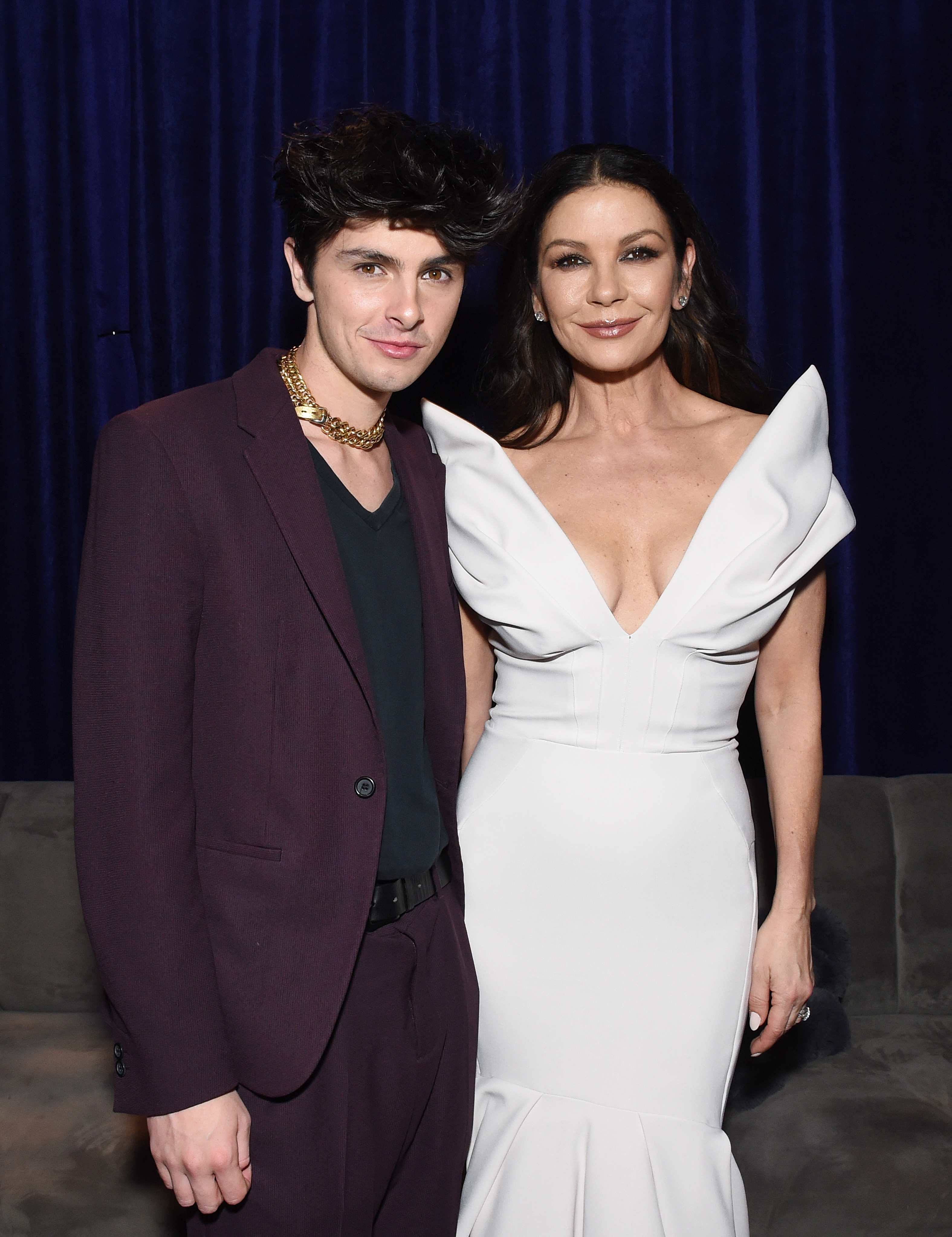 Dylan Douglas y Catherine Zeta-Jones en el estreno mundial de "Wednesday" de Netflix en el Hollywood Legion Theater el 16 de noviembre de 2022 en Los Ángeles, California | Fuente: Getty Images