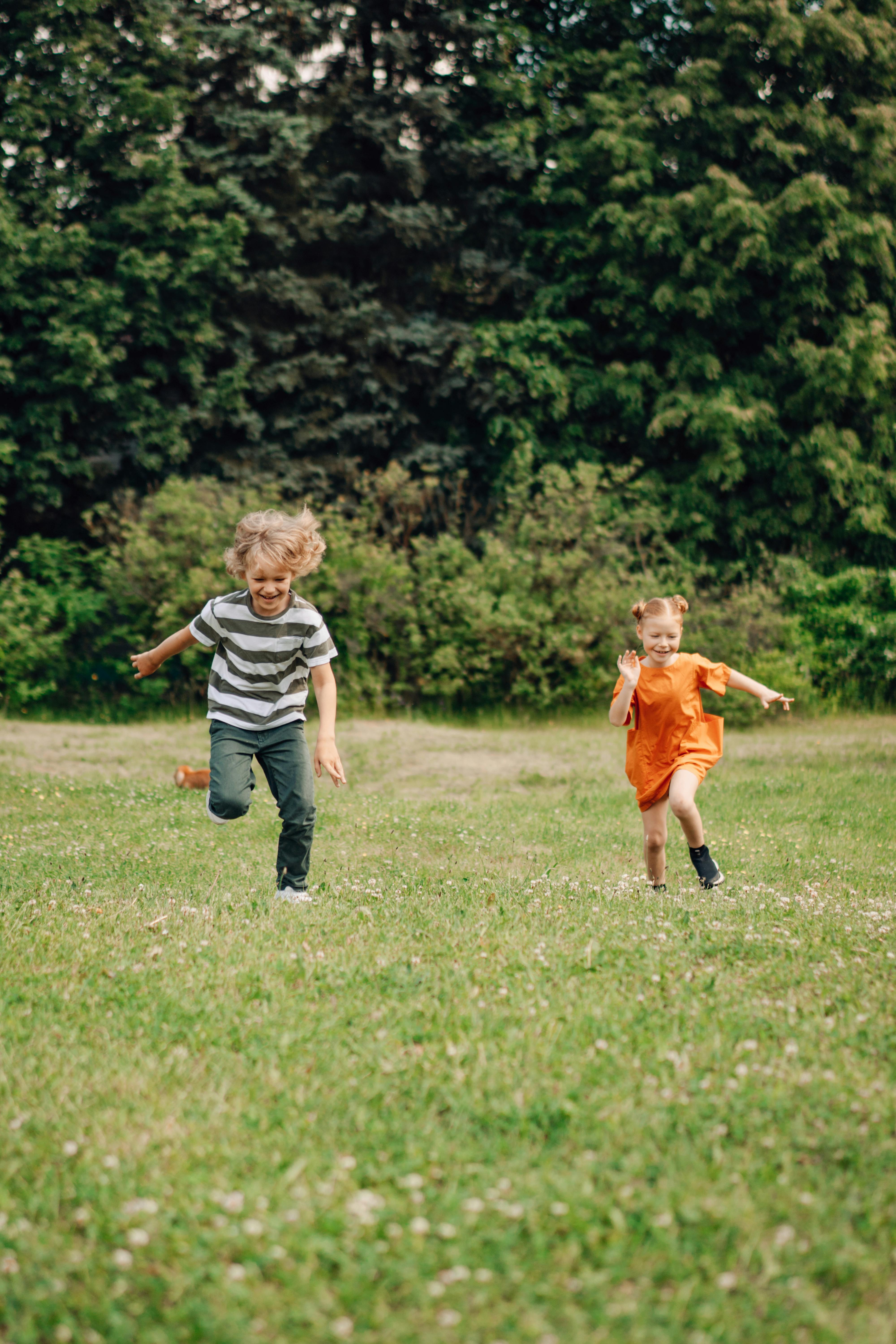 Niños jugando al aire libre | Fuente: Midjourney