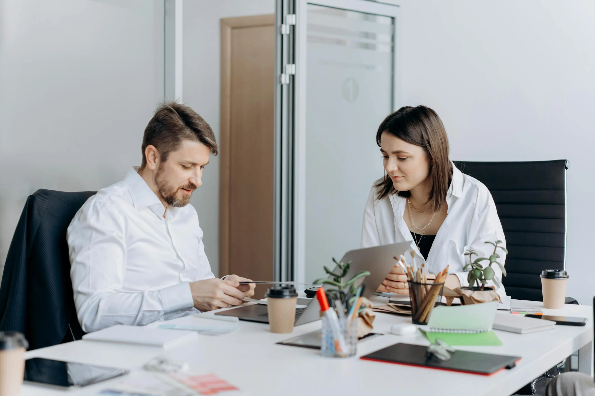 Una mujer en una reunión con su jefe | Fuente: Pexels