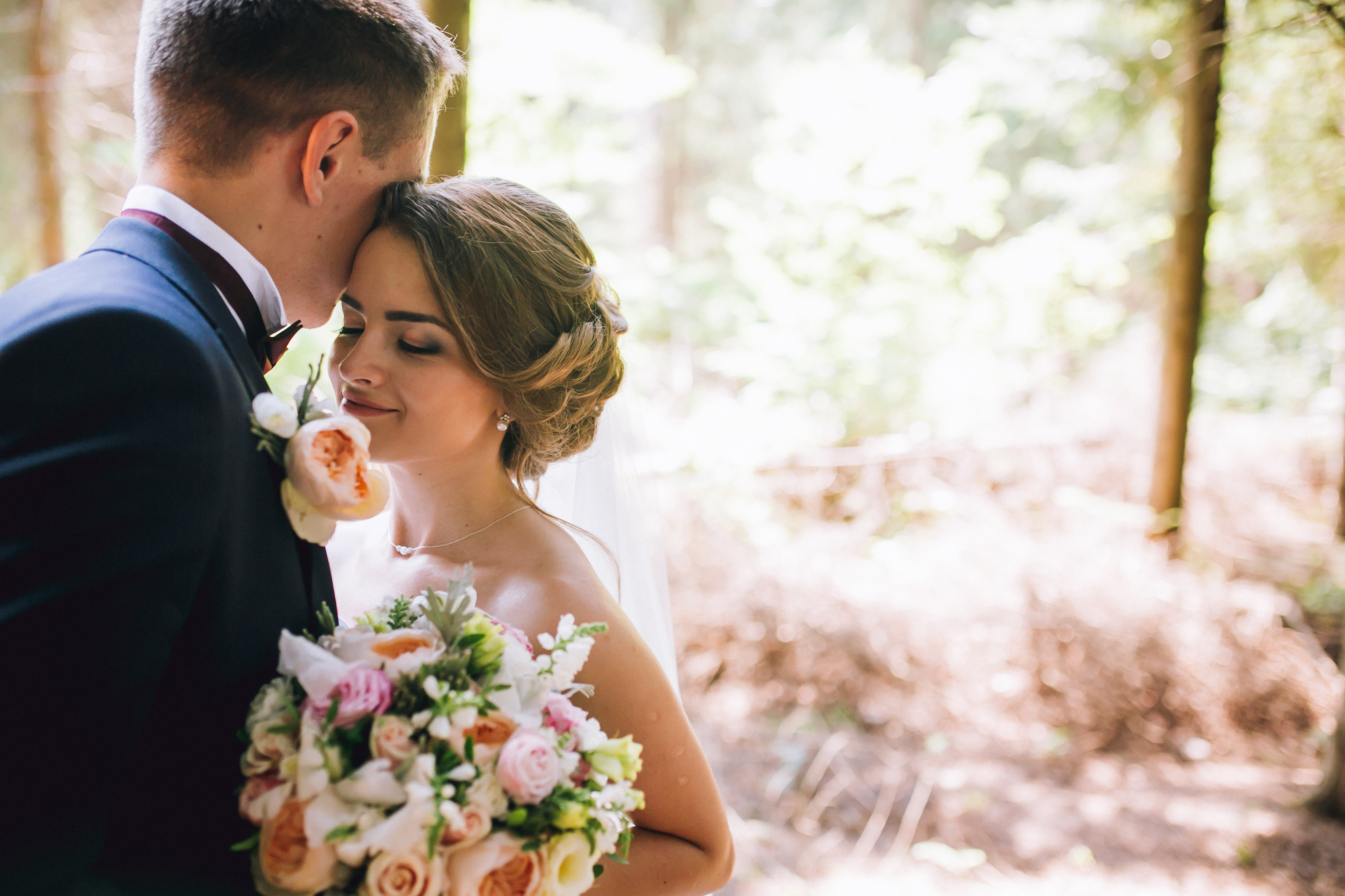 Una pareja de recién casados | Fuente: Shutterstock
