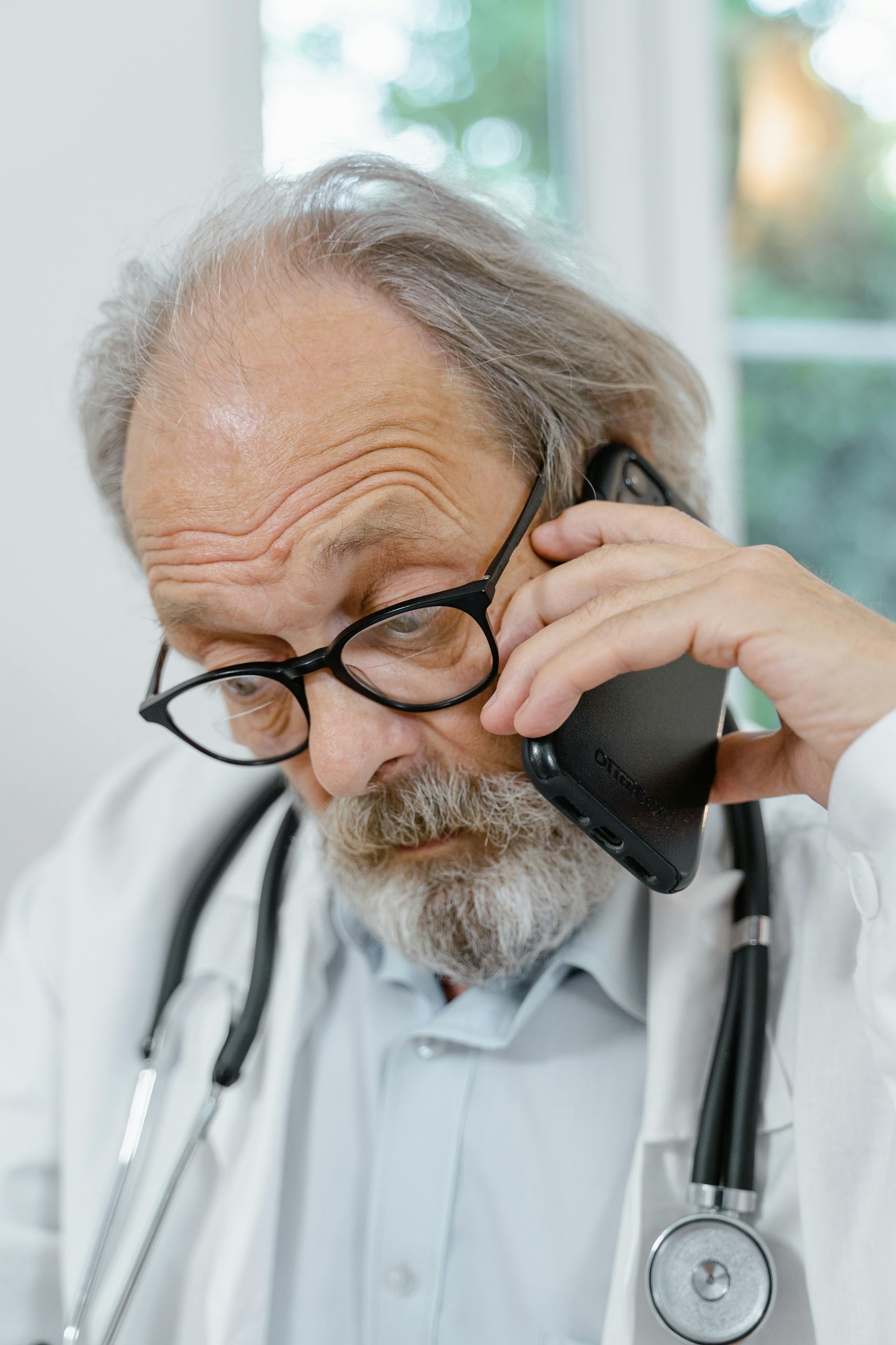 Un farmacéutico atendiendo una llamada telefónica | Fuente: Pexels