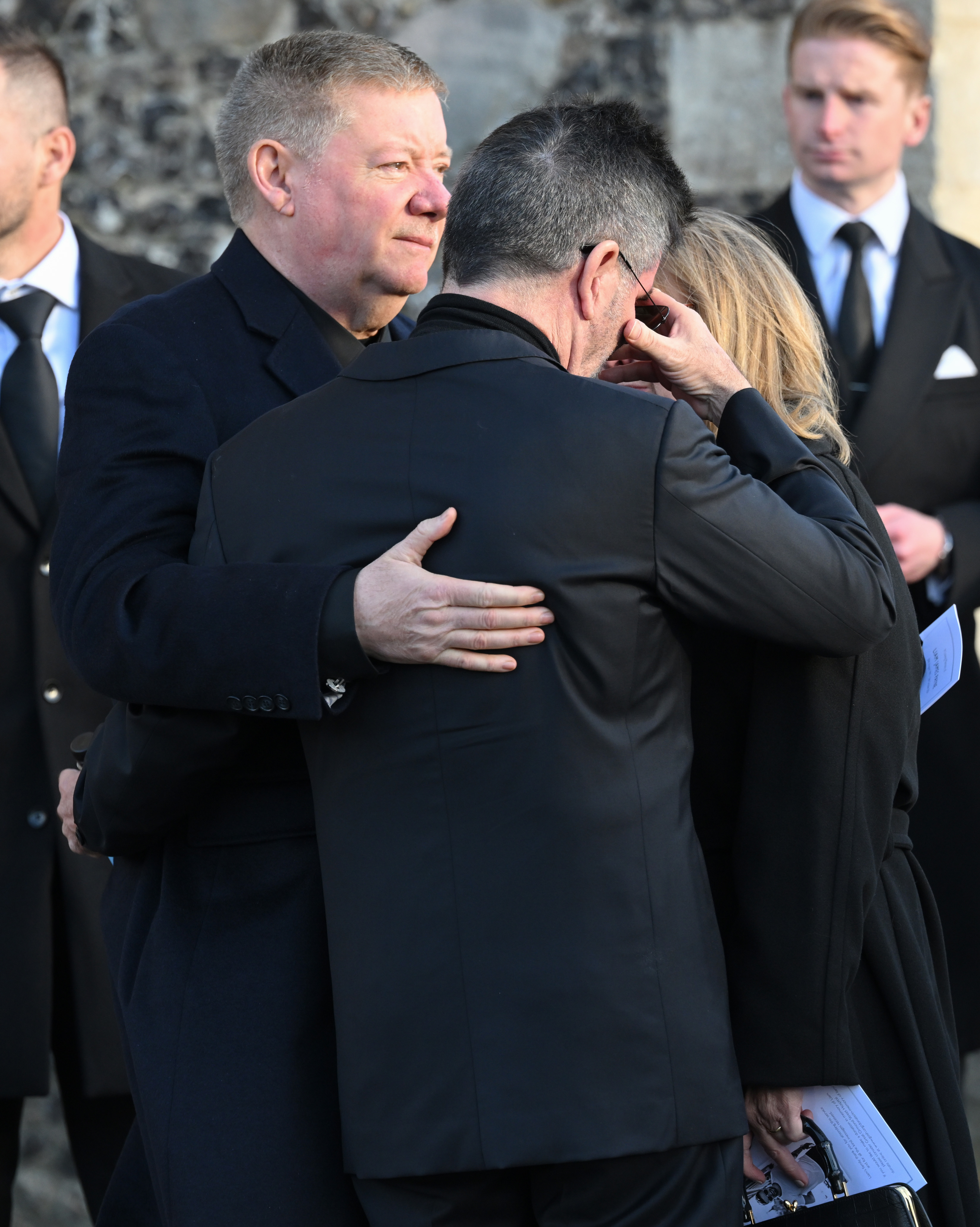 Geoff Payne, Simon Cowell y Karen Payne fotografiados en el funeral de Liam Payne el 20 de noviembre de 2024 en Amersham, Inglaterra | Fuente: Getty Images