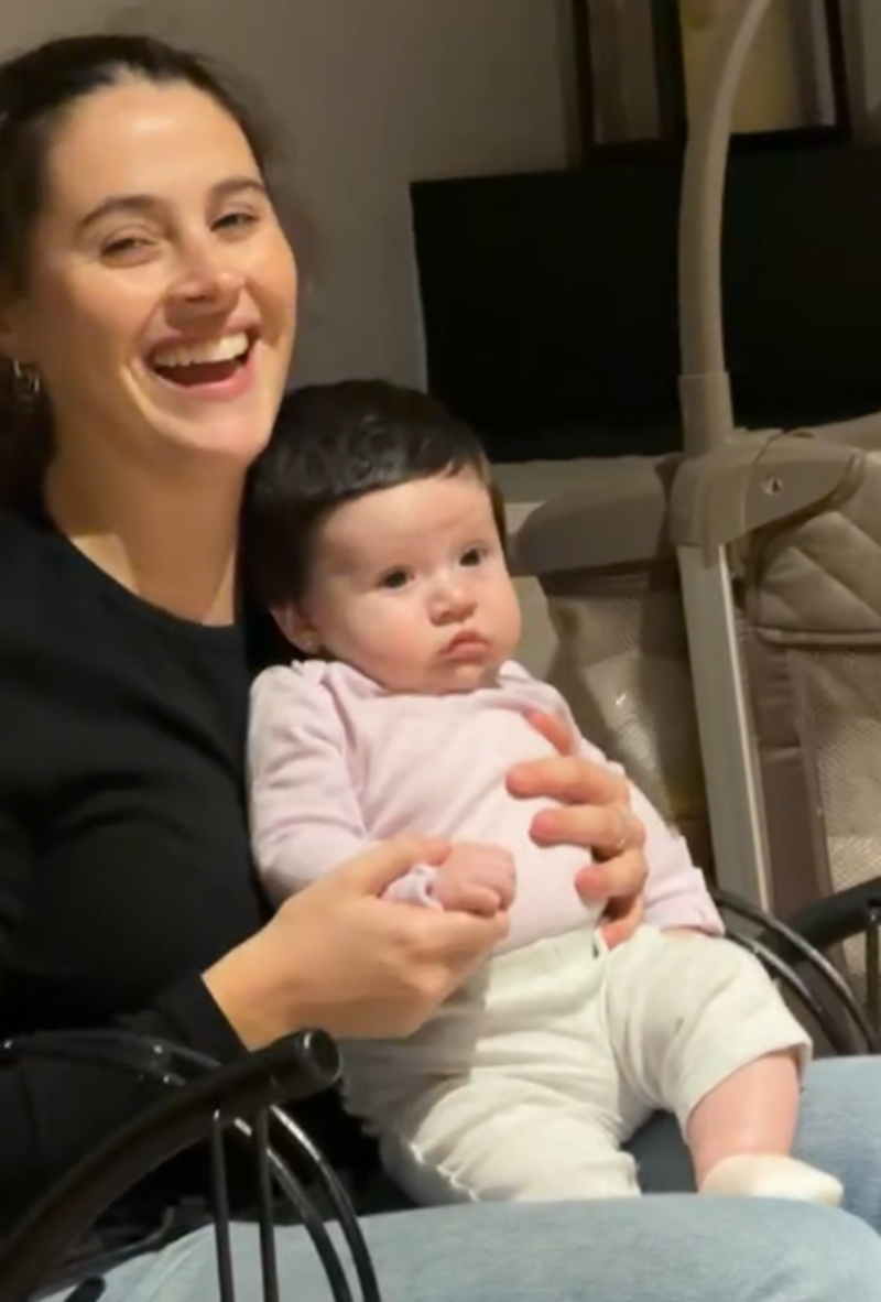 Martina Quetglas cargando a su bebé Justina | Fuente: Instagram/paulolondra