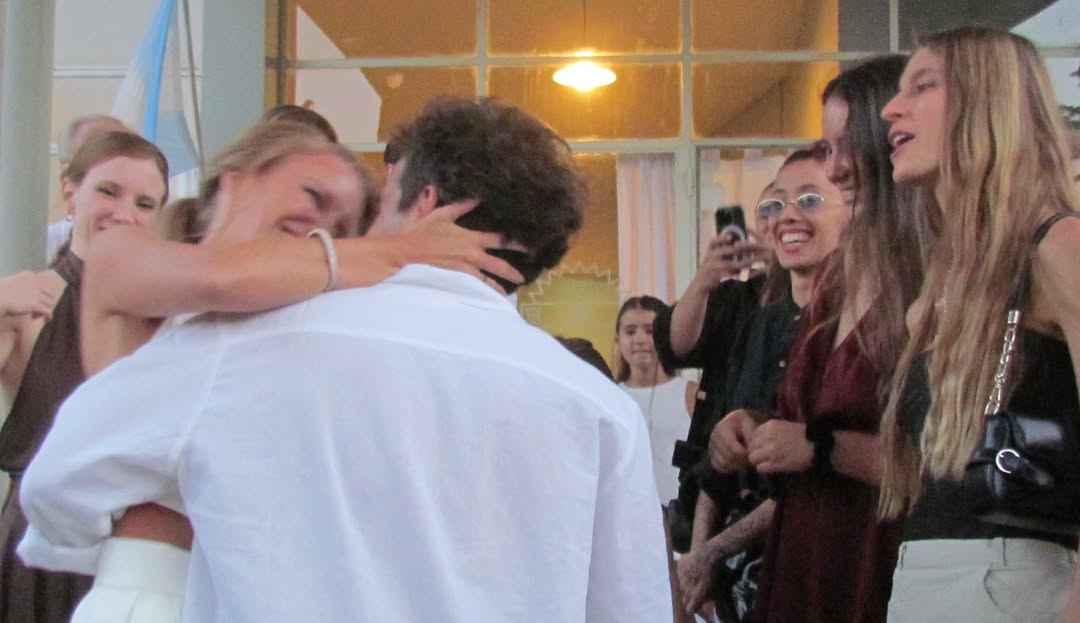 Nicolás Cabré y Rocío Pardo en su casamiento civil, rodeados de su familia | Fuente: Instagram/rrociopardo