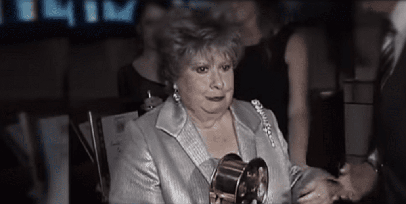 Evita Muñoz recibiendo un premio. | Imagen: YouTube/Ventaneando