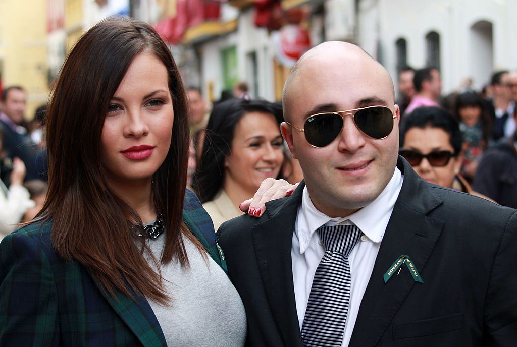 Kiko Rivera y Jessica Bueno en la procesión de Semana Santa, el 28 de marzo de 2013 en Sevilla, España. | Foto: Getty Images