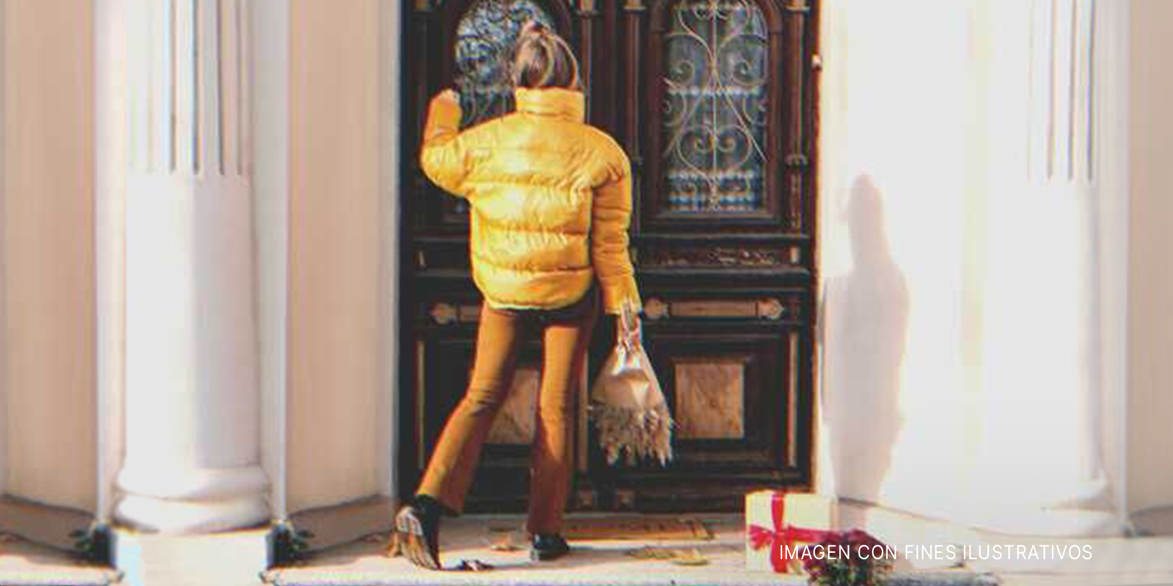 Una joven llamando a una puerta. | Foto: Shutterstock