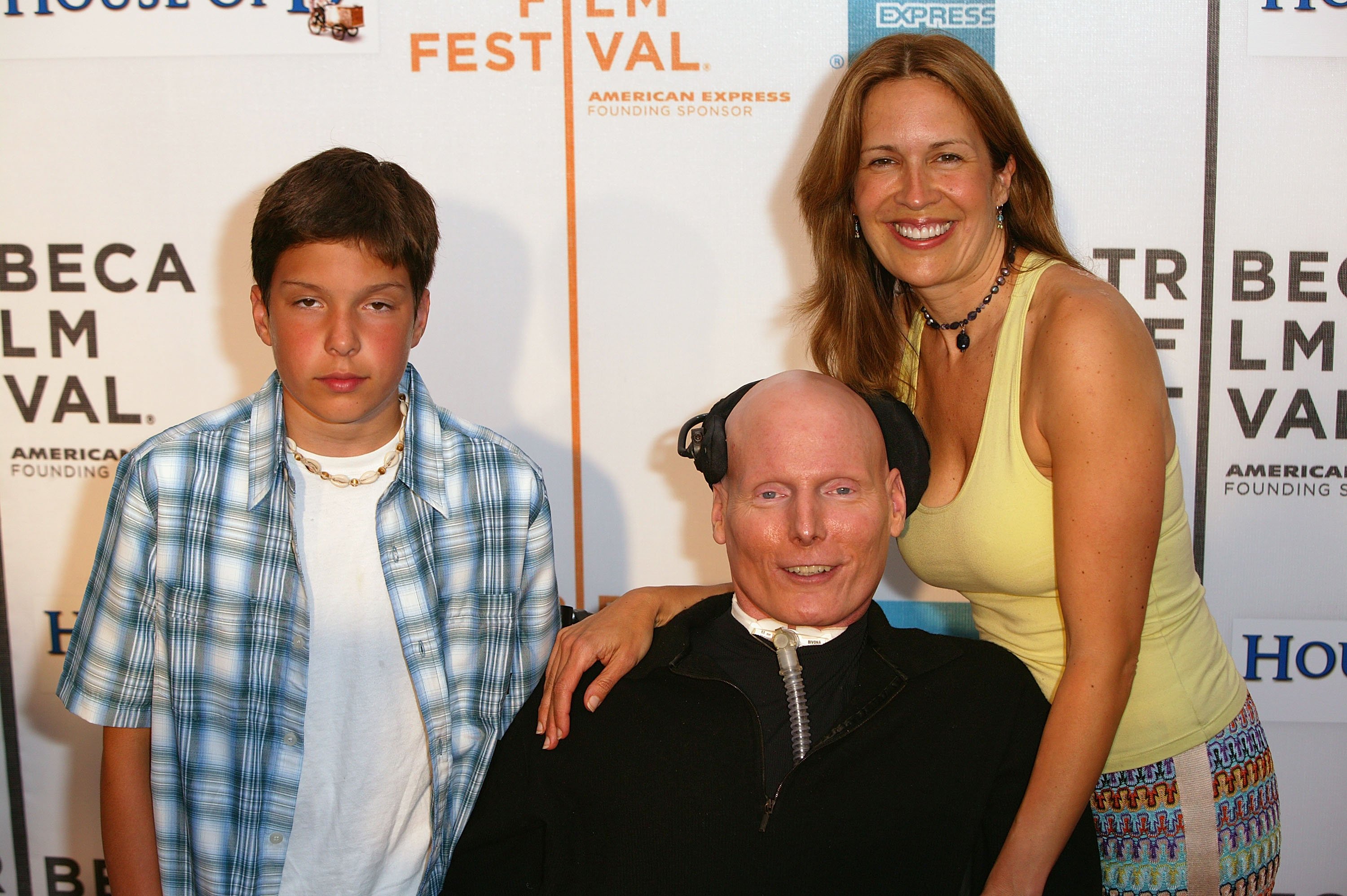 Christopher Reeve, su esposa Dana y su hijo Will llegan a la proyección de "House of D" durante el Festival de Cine de Tribeca el 7 de mayo de 2004, en Nueva York | Fuente: Getty Images