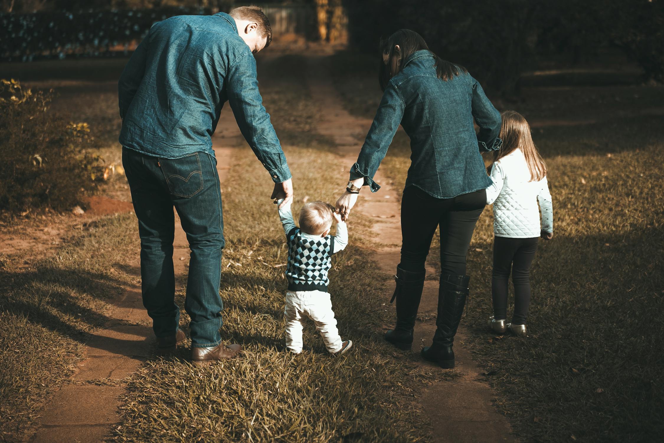 Una familia feliz con niños | Fuente: Pexels