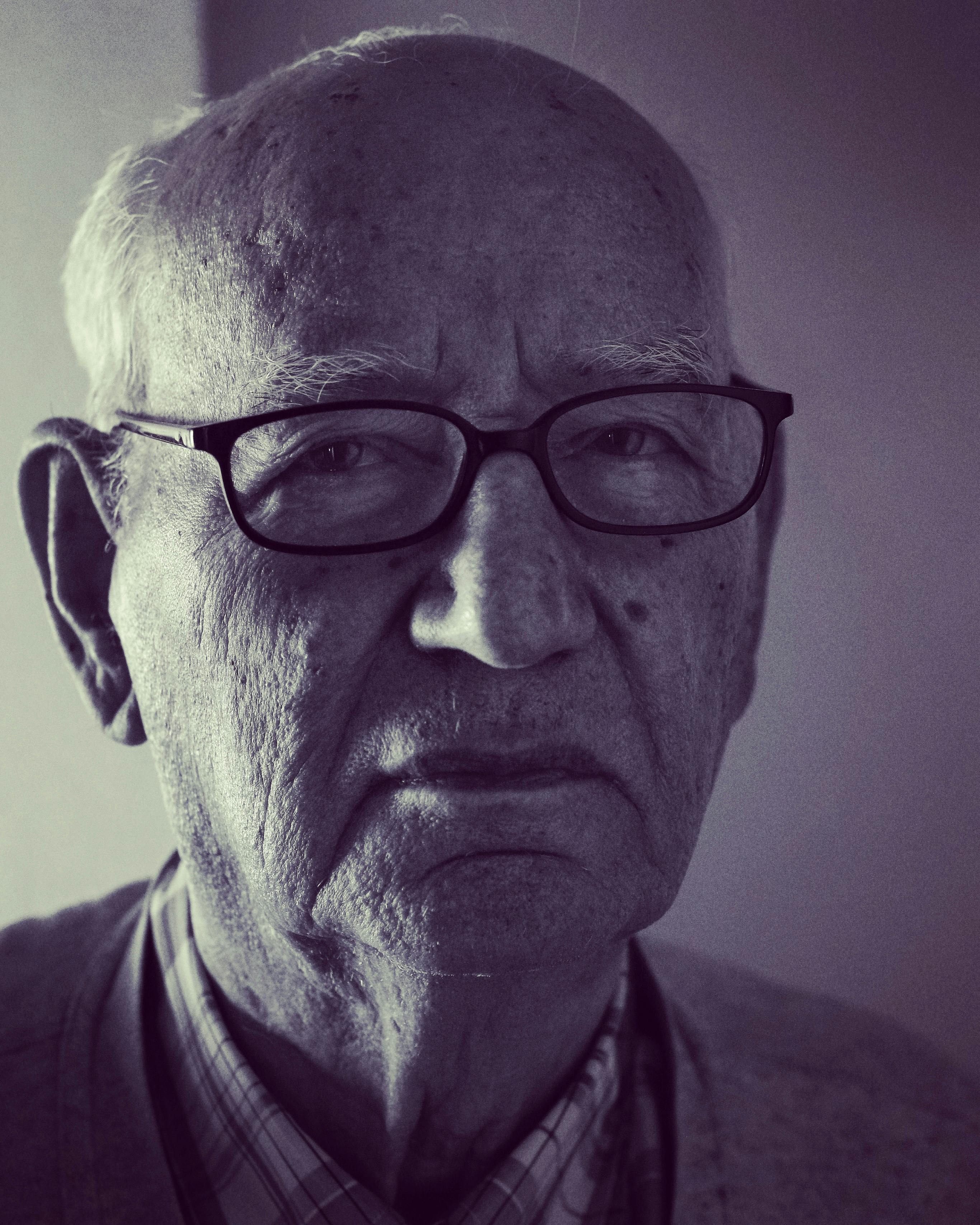 Un hombre mayor mirando fijamente | Fuente: Pexels