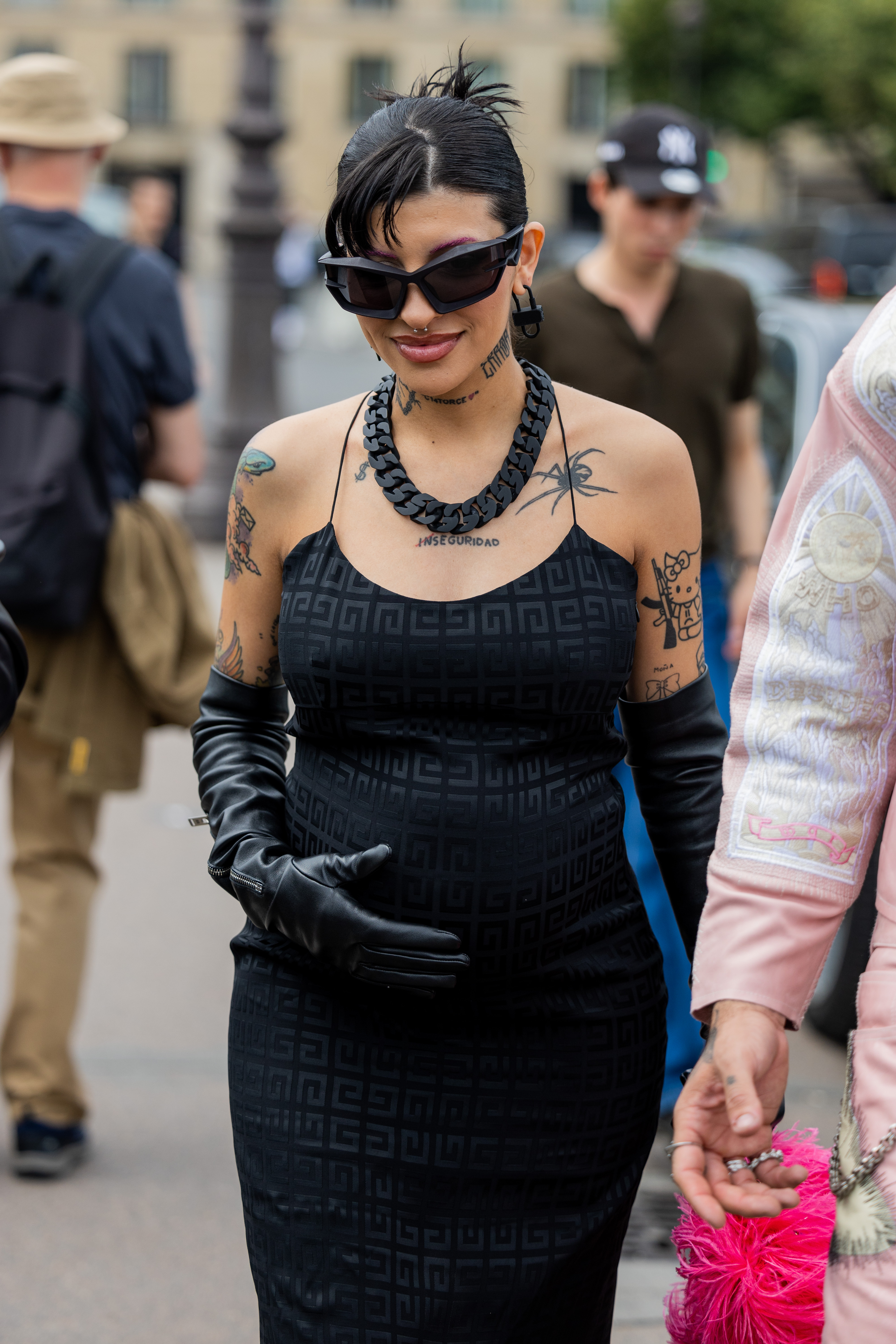 Cazzu lleva un vestido negro fuera de Givenchy durante el Menswear Primavera/Verano 2024 como parte de la Semana de la Moda de París el 22 de junio de 2023 en París, Francia. | Fuente: Getty Images