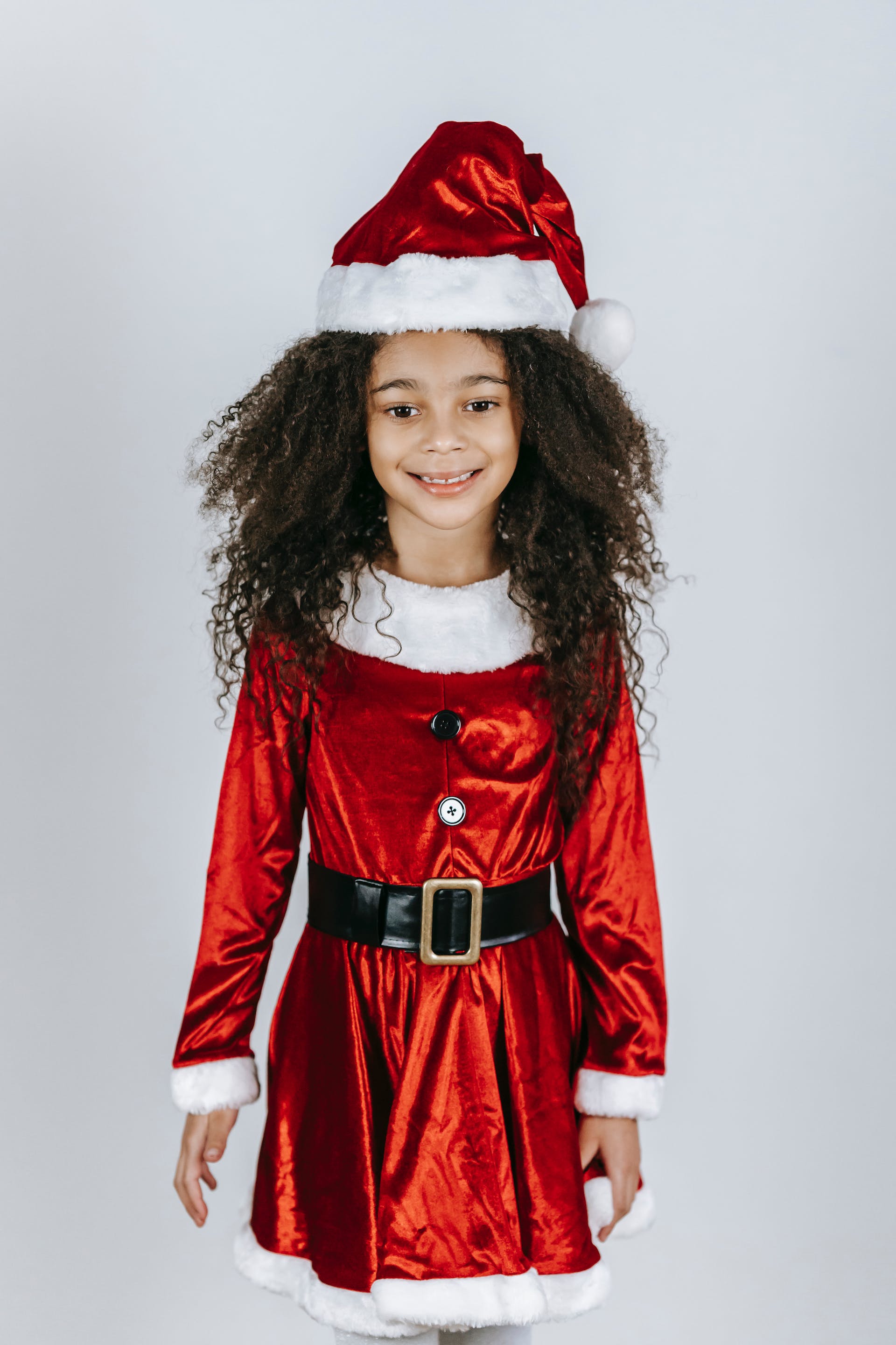 Niña vestida de Papá Noel | Foto: Pexels