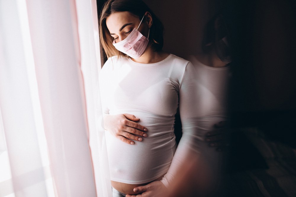 Joven embarazada usando mascarilla. I Foto: Shutterstock