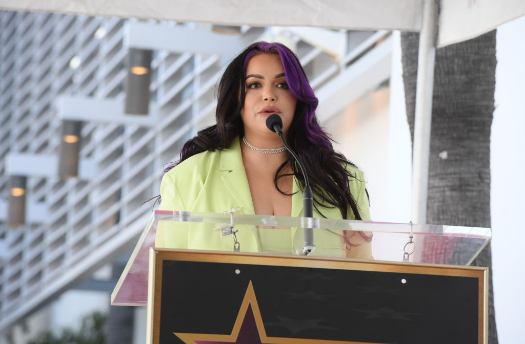 Jacqie Rivera habla en una ceremonia para develar la nueva estrella de su fallecida madre, Jenni Rivera, en el Paseo de la Fama de Hollywood el 27 de junio de 2024 en Hollywood, California. | Foto: Getty Images