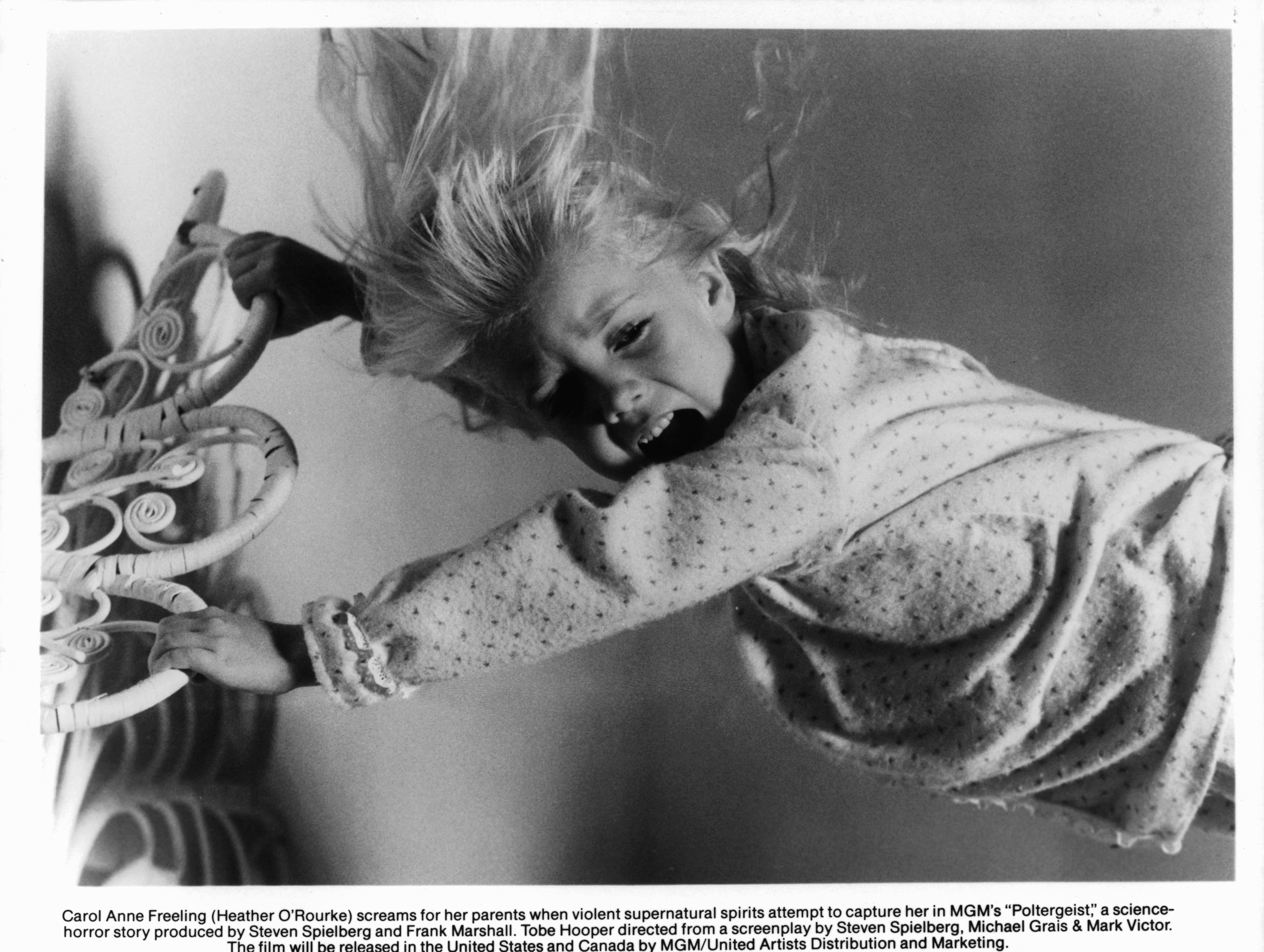 Heather O'Rourke en una escena de la película "Poltergeist" en 1982 | Fuente: Getty Images