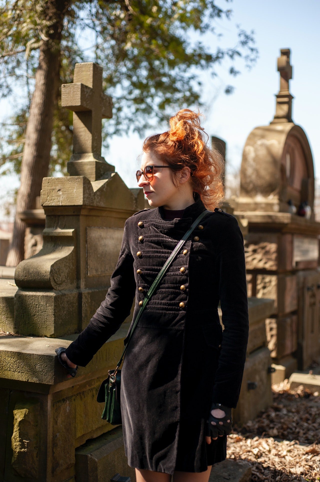 Una joven visita un cementerio. | Foto: Pexels