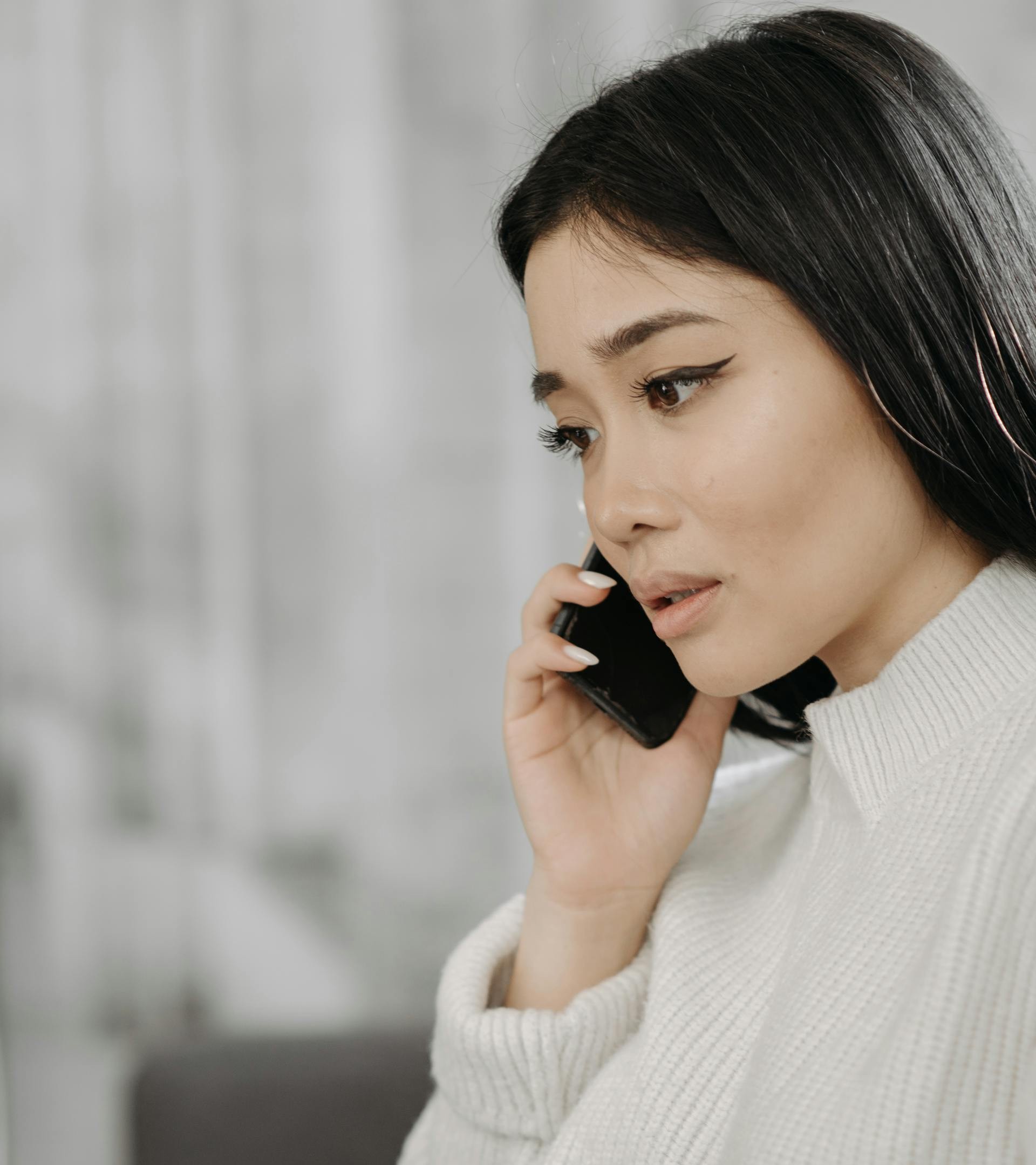 Una mujer aturdida hablando por teléfono | Fuente: Pexels