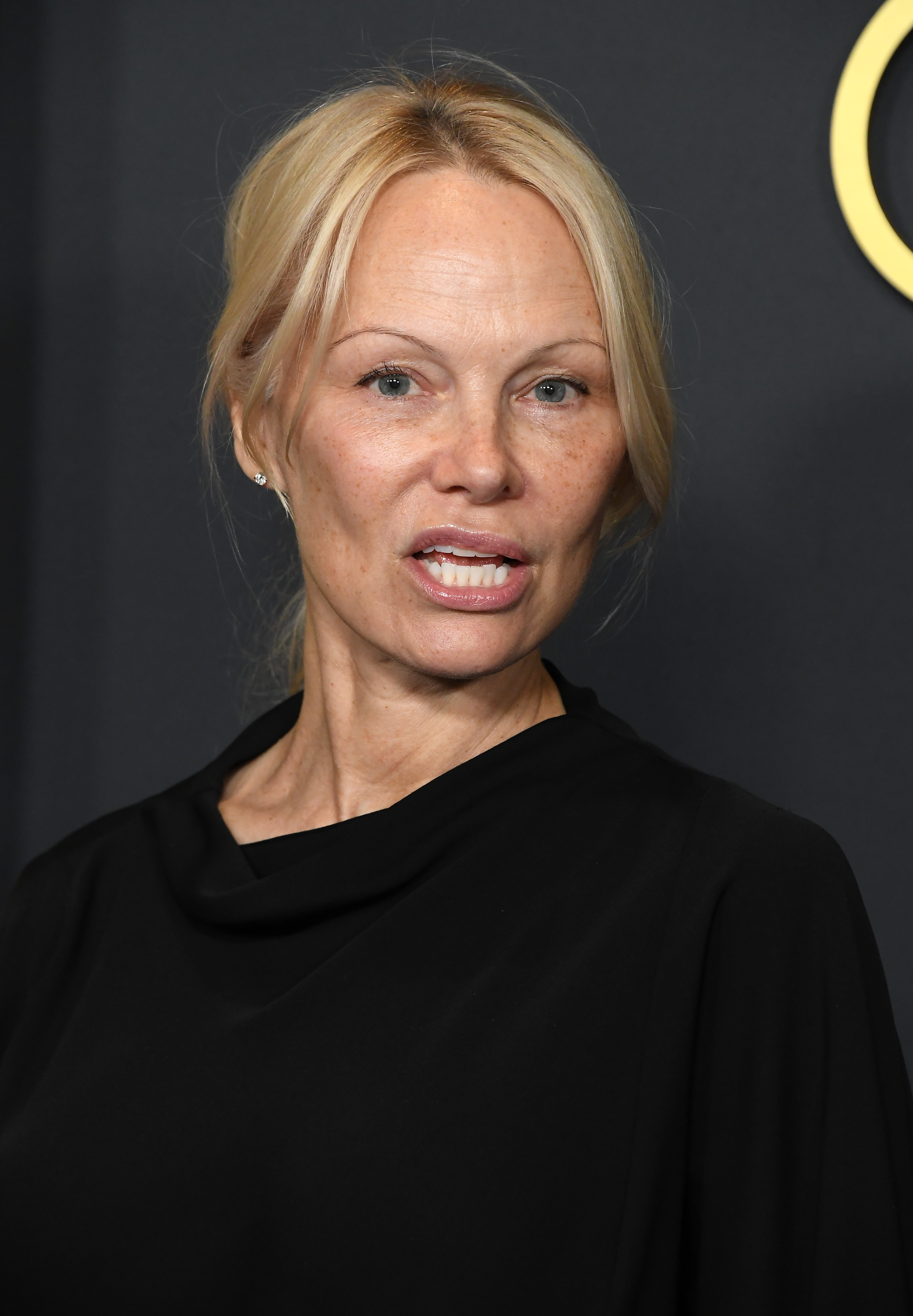 Pamela Anderson llega a la 15ª edición de los Governors Awards el 17 de noviembre de 2024, en Los Ángeles, California. | Fuente: Getty Images