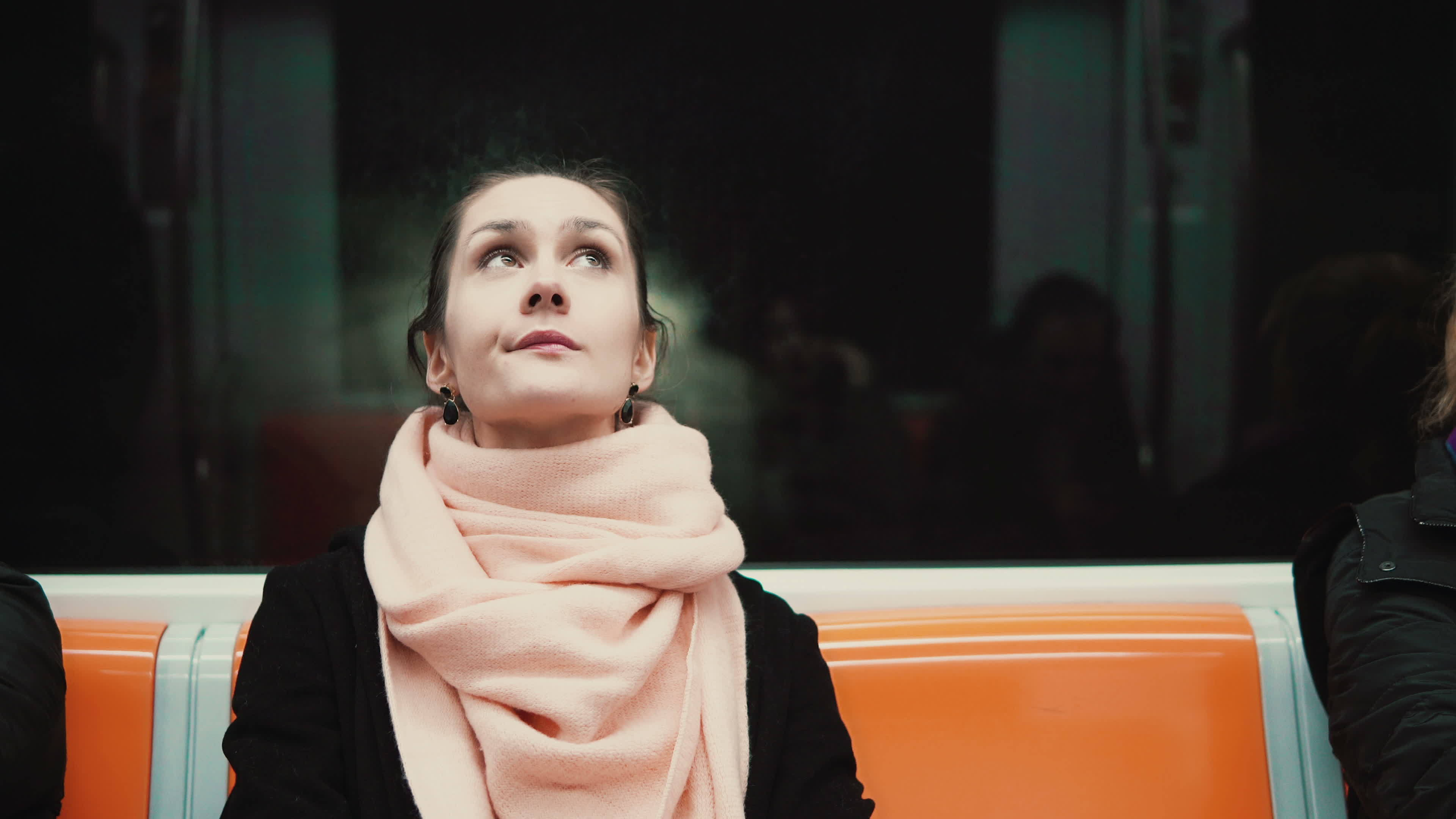Mujer sentada en el metro. | Foto: Shutterstock