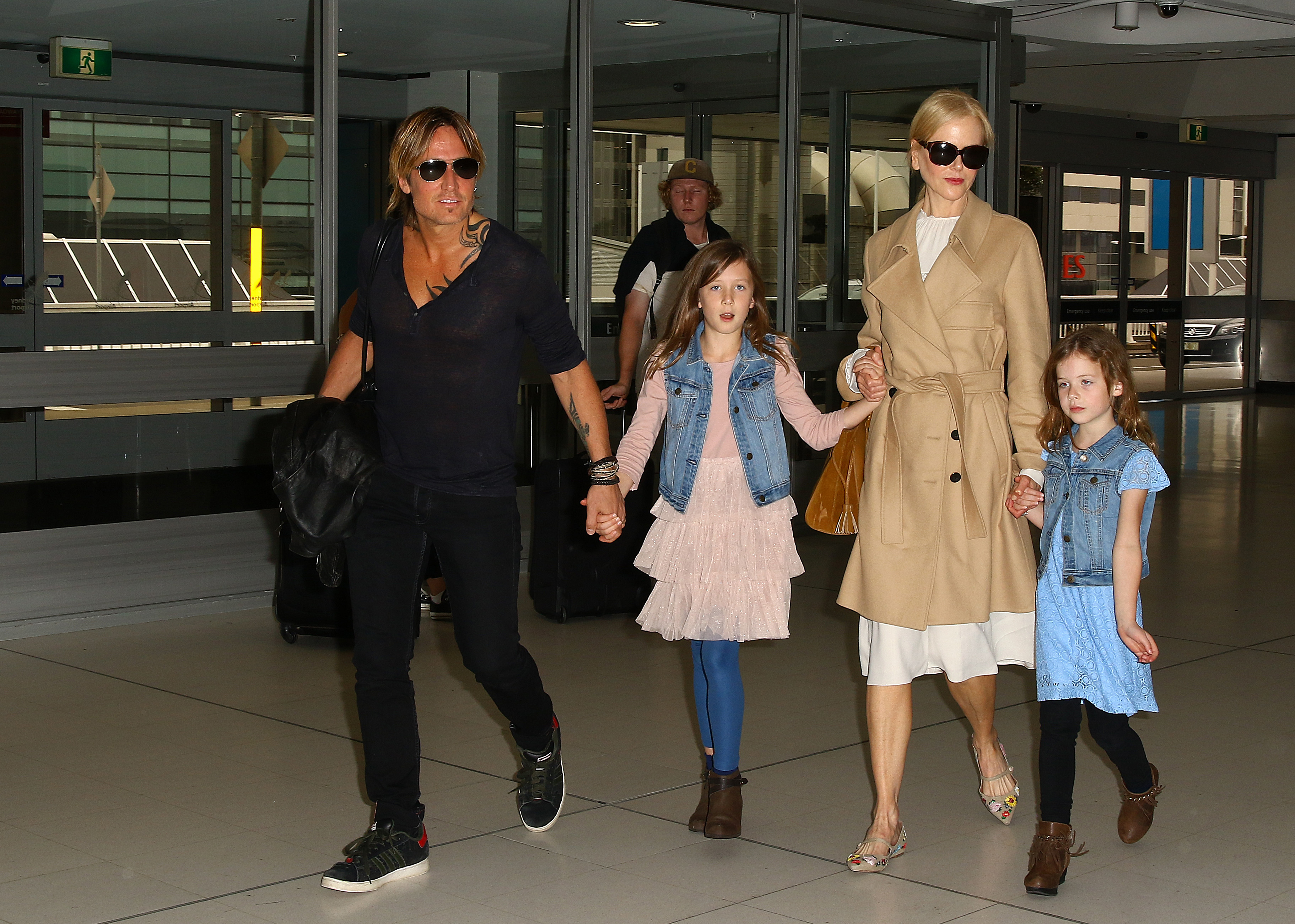 Nicole Kidman y Keith Urban vistos en el aeropuerto de Sidney con sus hijas Faith Margaret y Sunday Rose el 28 de marzo de 2017 | Fuente: Getty Images