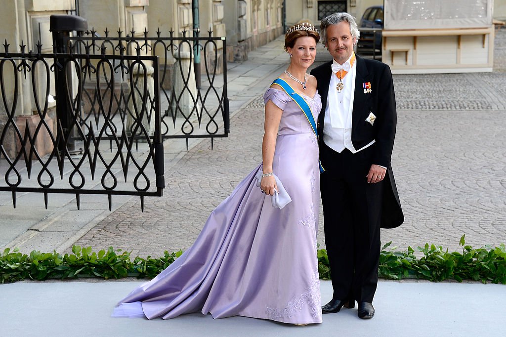 Martha Louise de Noruega y Ari Mikael Behn en la boda de la princesa Madeleine de Suecia el 8 de junio de 2013 en Estocolmo, Suecia. | Foto: Getty Images