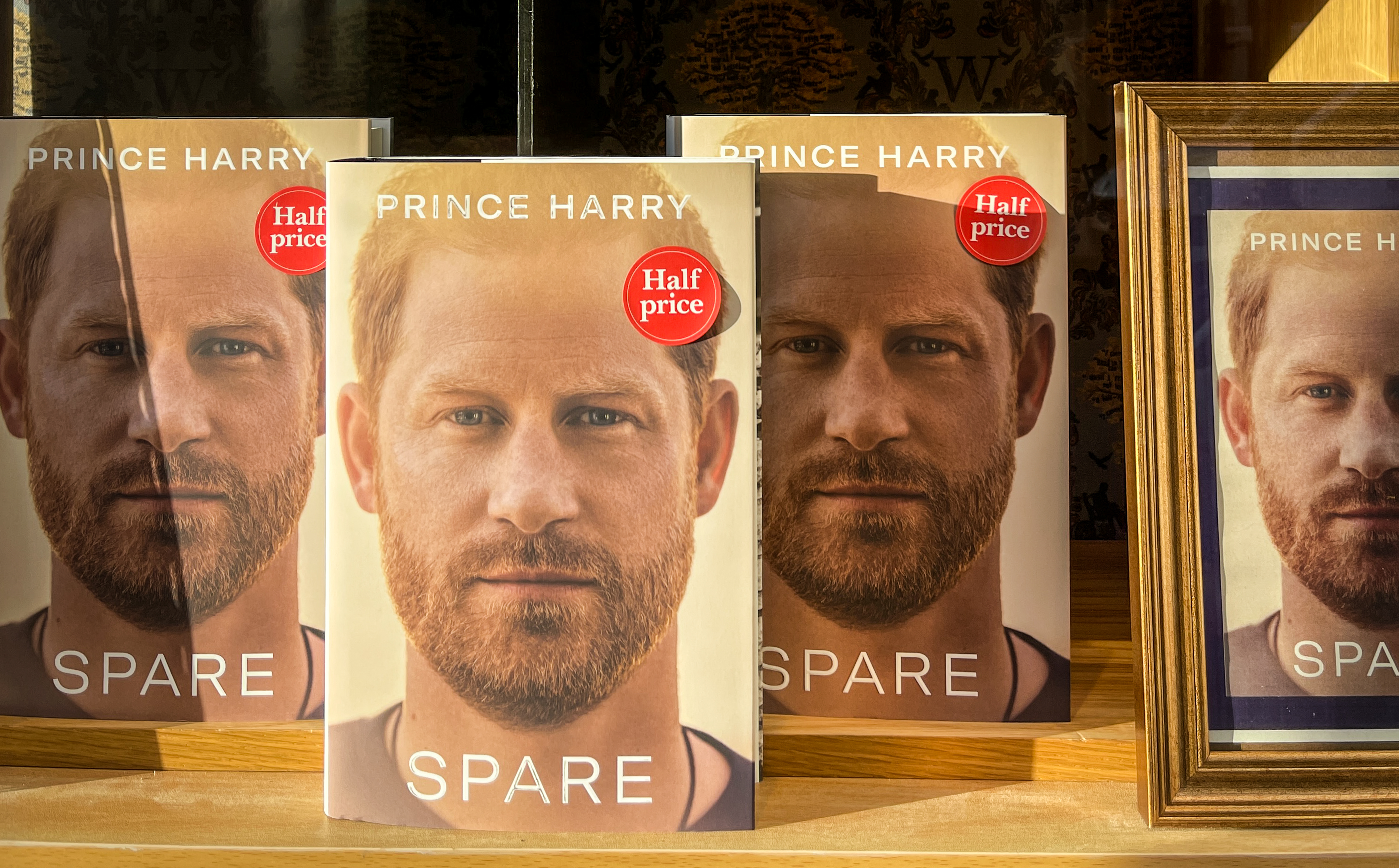 El libro del Príncipe Harry "Spare" expuesto en una librería de Bath, Reino Unido, el 11 de enero de 2023 | Foto: Getty Images