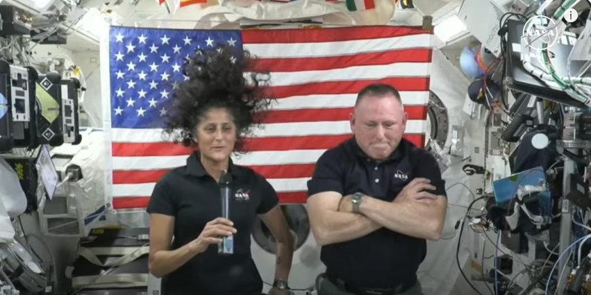 Una captura de pantalla de Barry Butch Wilmore y Sunita Suni Williams tomada de un vídeo publicado el 10 de julio de 2024 | Fuente: YouTube/@CBSNews