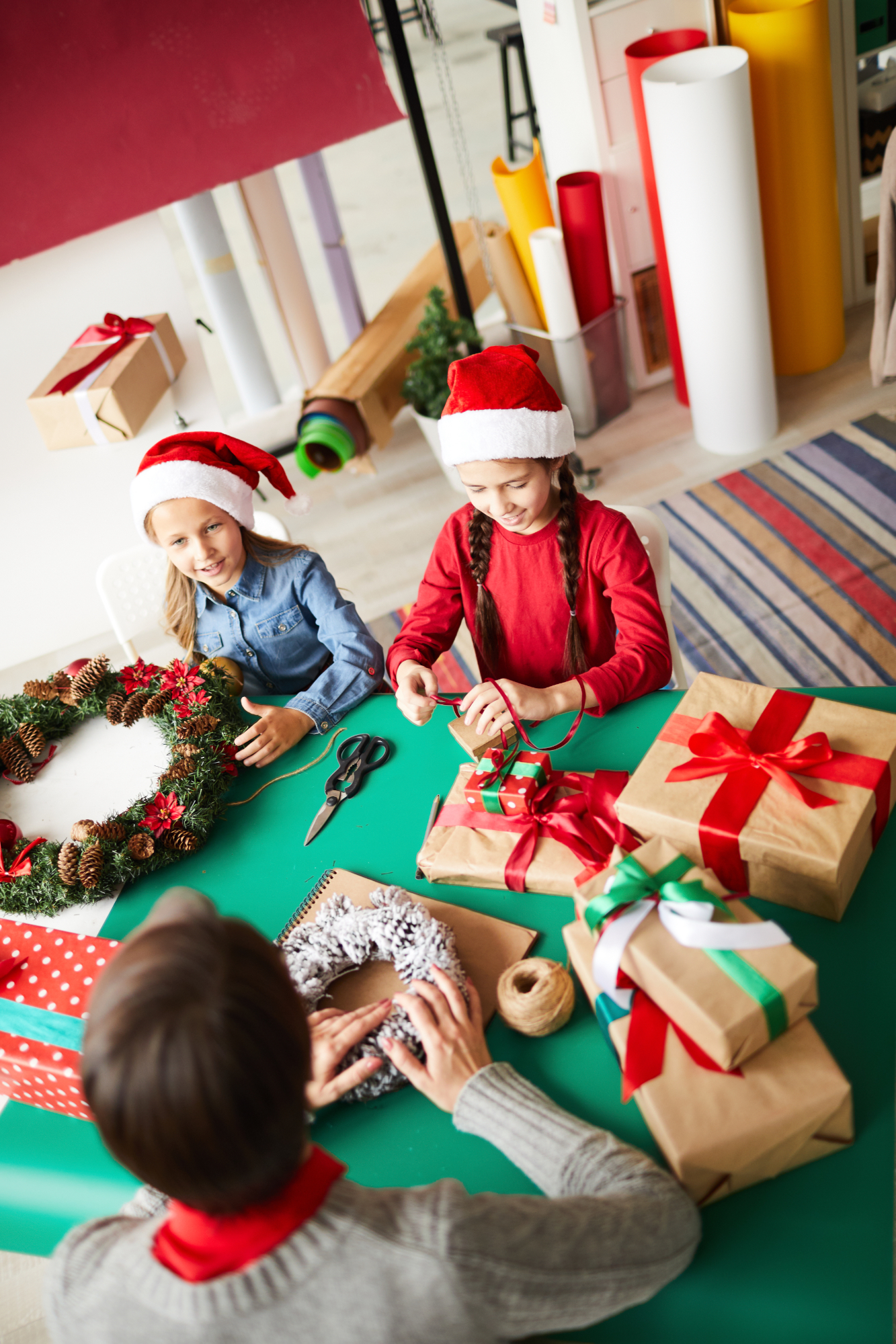 Niños abriendo regalos de Navidad | Fuente: Freepik