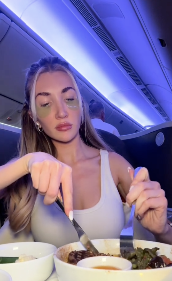 Kate Cassidy disfruta de una comida durante su vuelo | Fuente: tiktok.com/@katecass