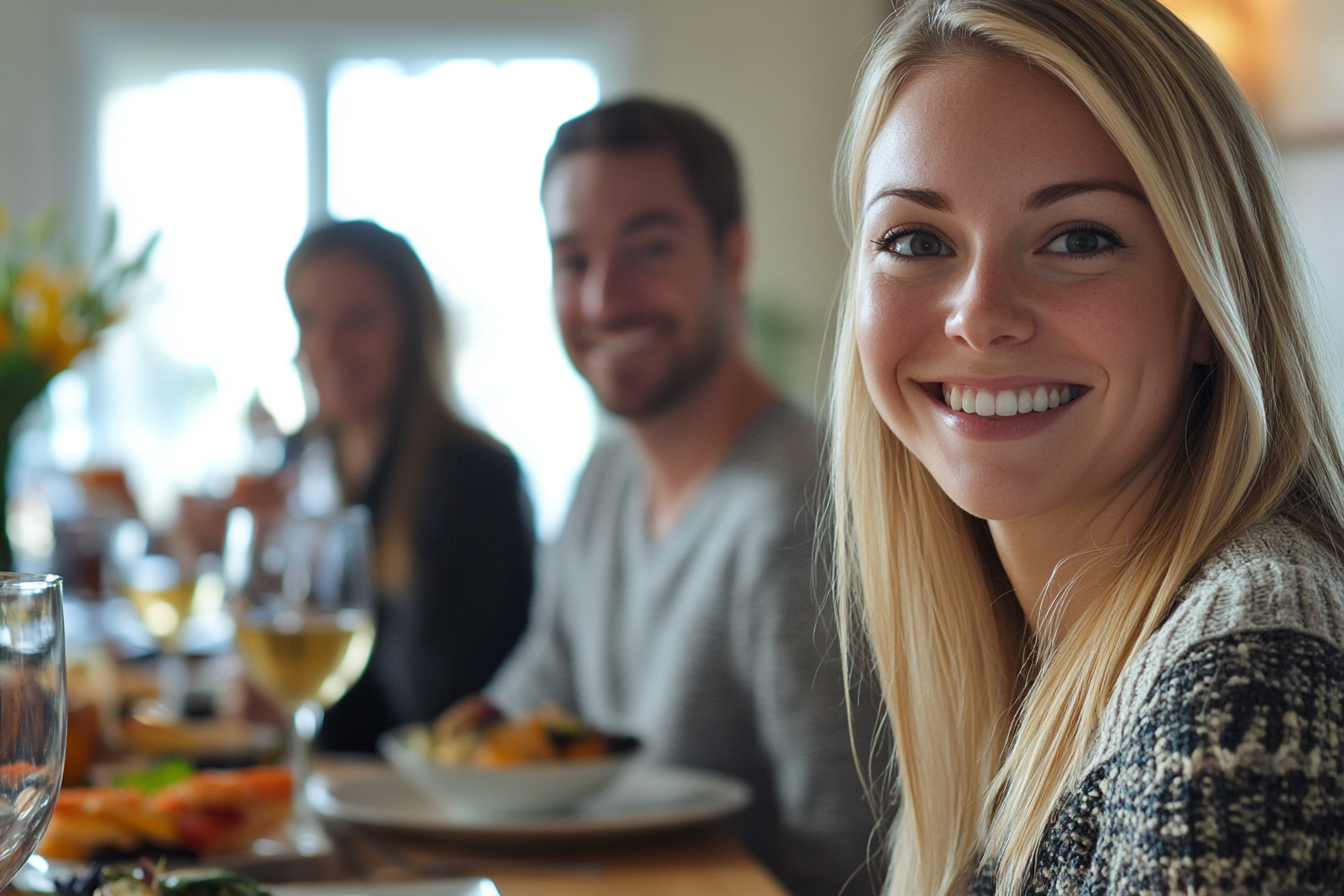 Una mujer sonriendo durante la cena | Fuente: Midjourney