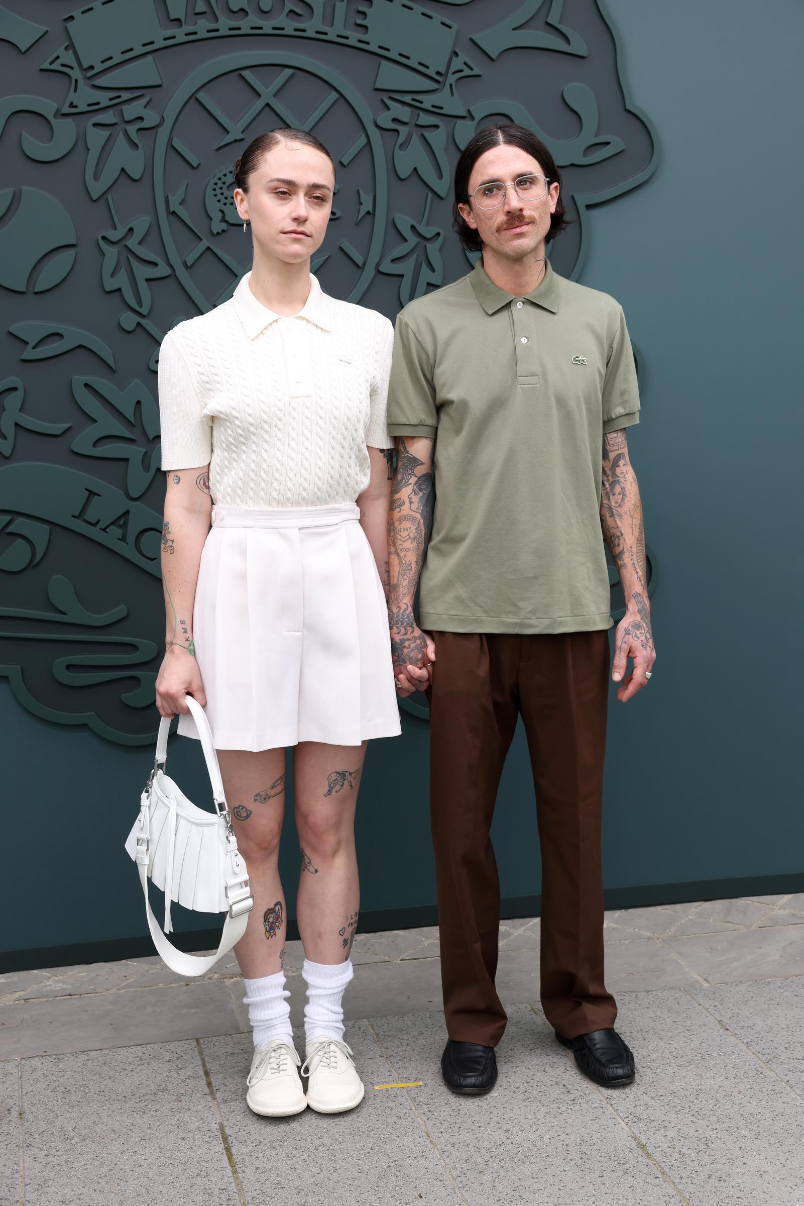 Ella Emhoff de la mano con un invitado al espectáculo. | Fuente: Getty Images