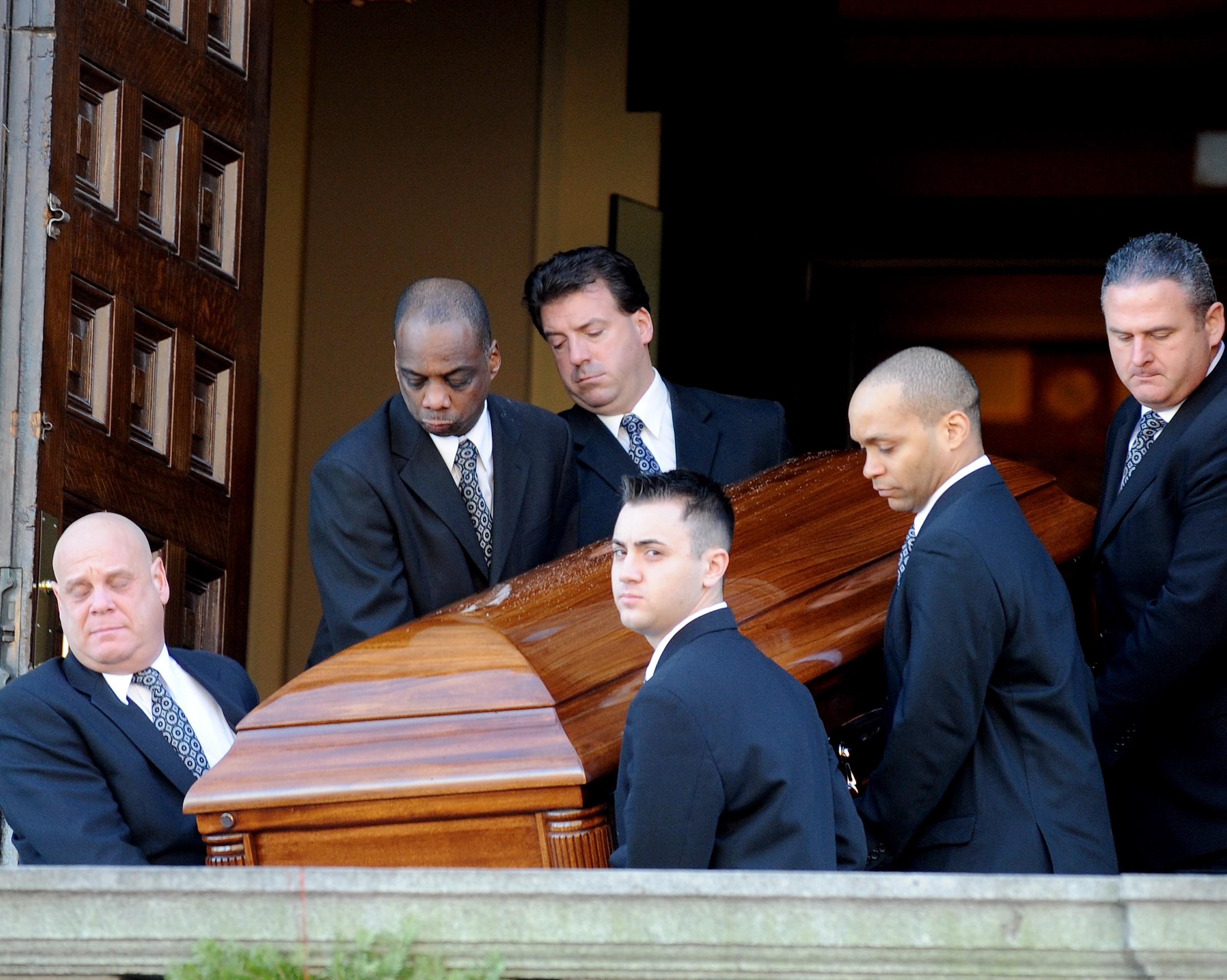 Retiran el féretro de Lark Previn en la Iglesia de San Salvador de Park Slope, Brooklyn, en 2010. | Fuente: Getty Images