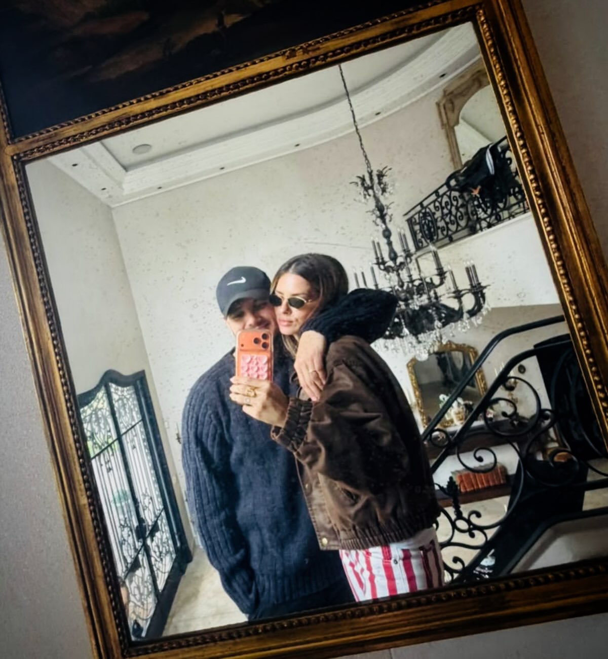 Mauro Icardi posando junto a María Eugenia La China Suárez frente al espejo | Fuente: Instagram/mauroicardi