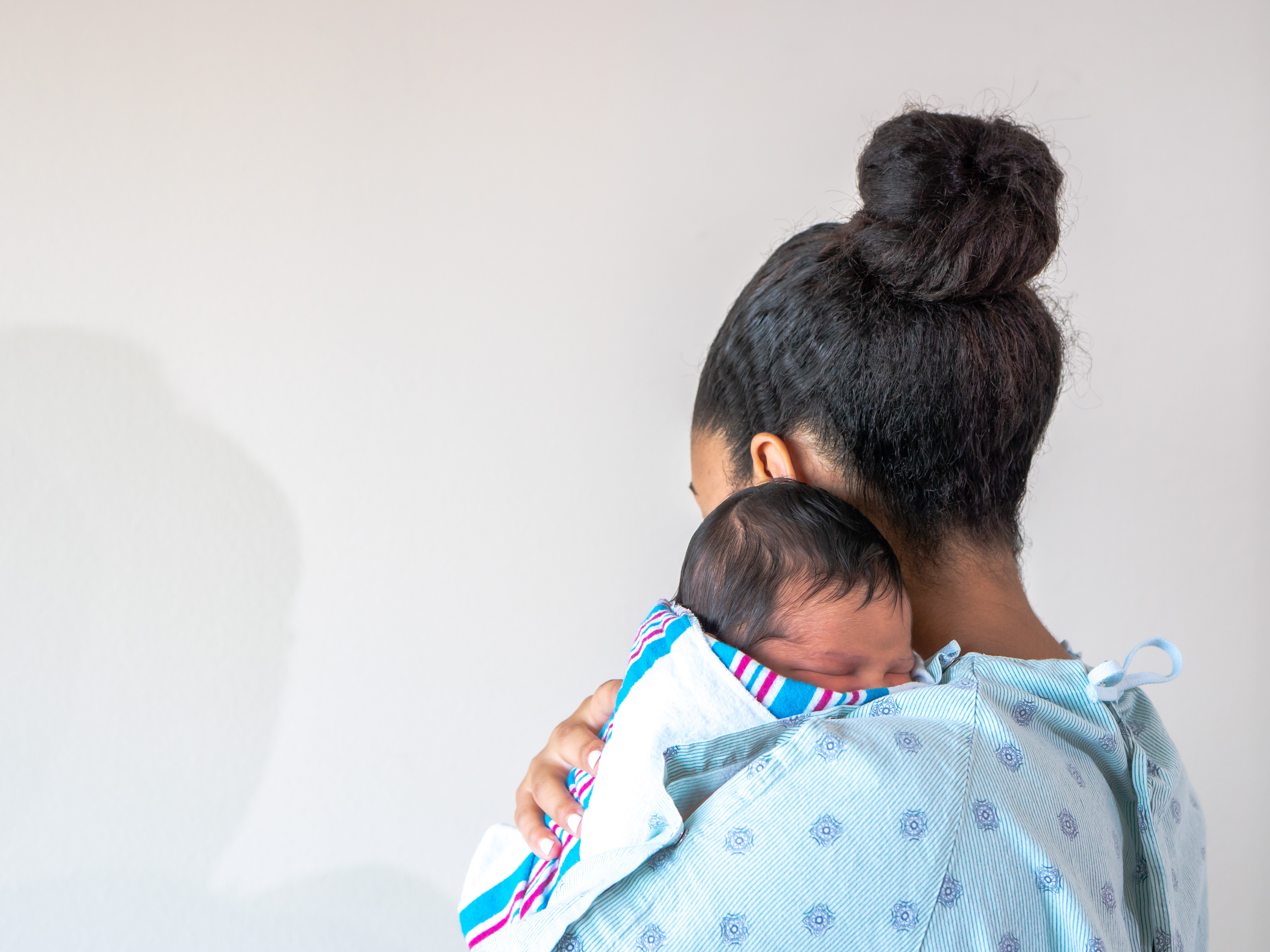 Una madre primeriza en el hospital con su bebé recién nacido | Foto: Shutterstock