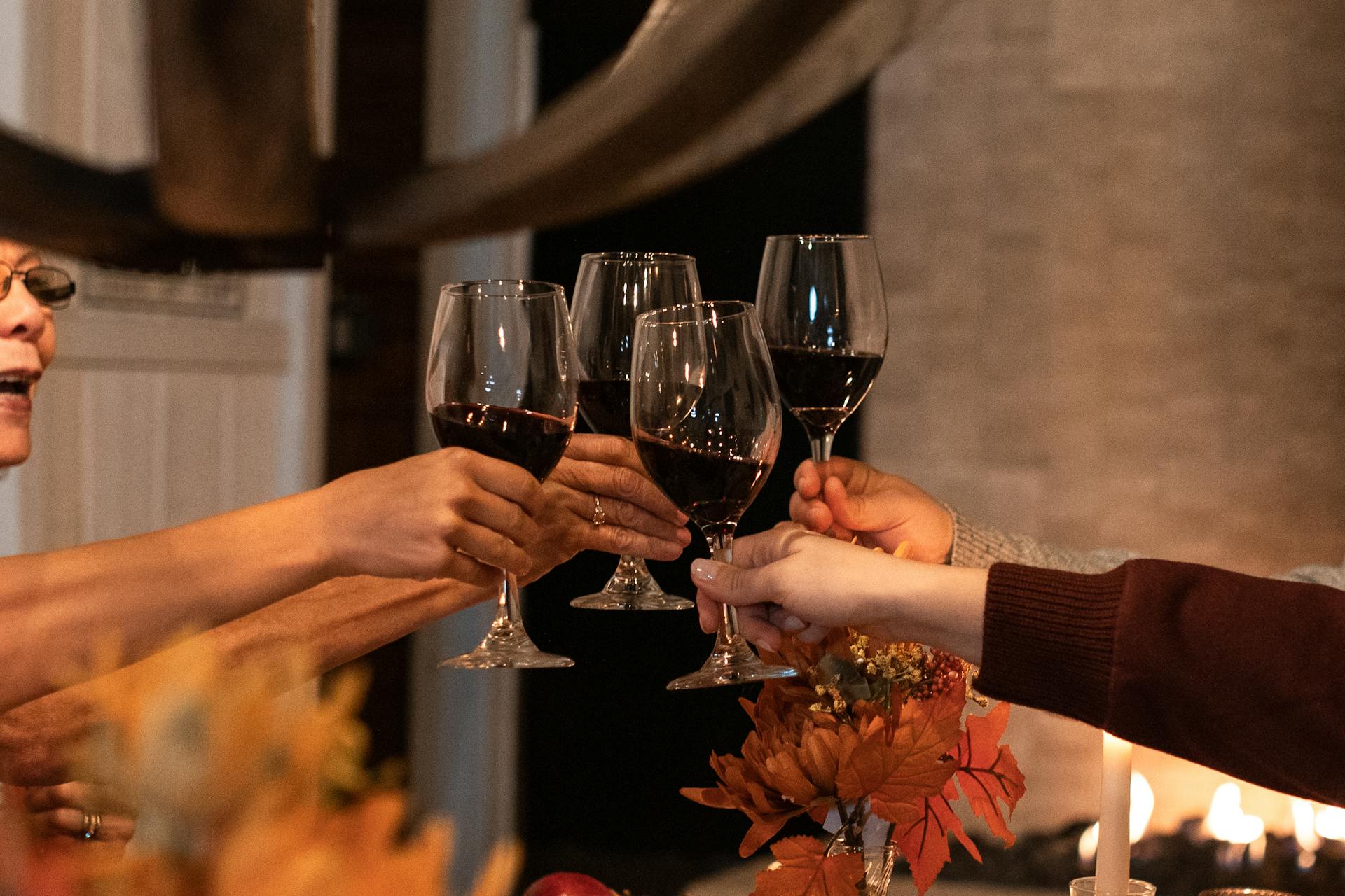 Primer plano de gente haciendo un brindis | Fuente: Pexels